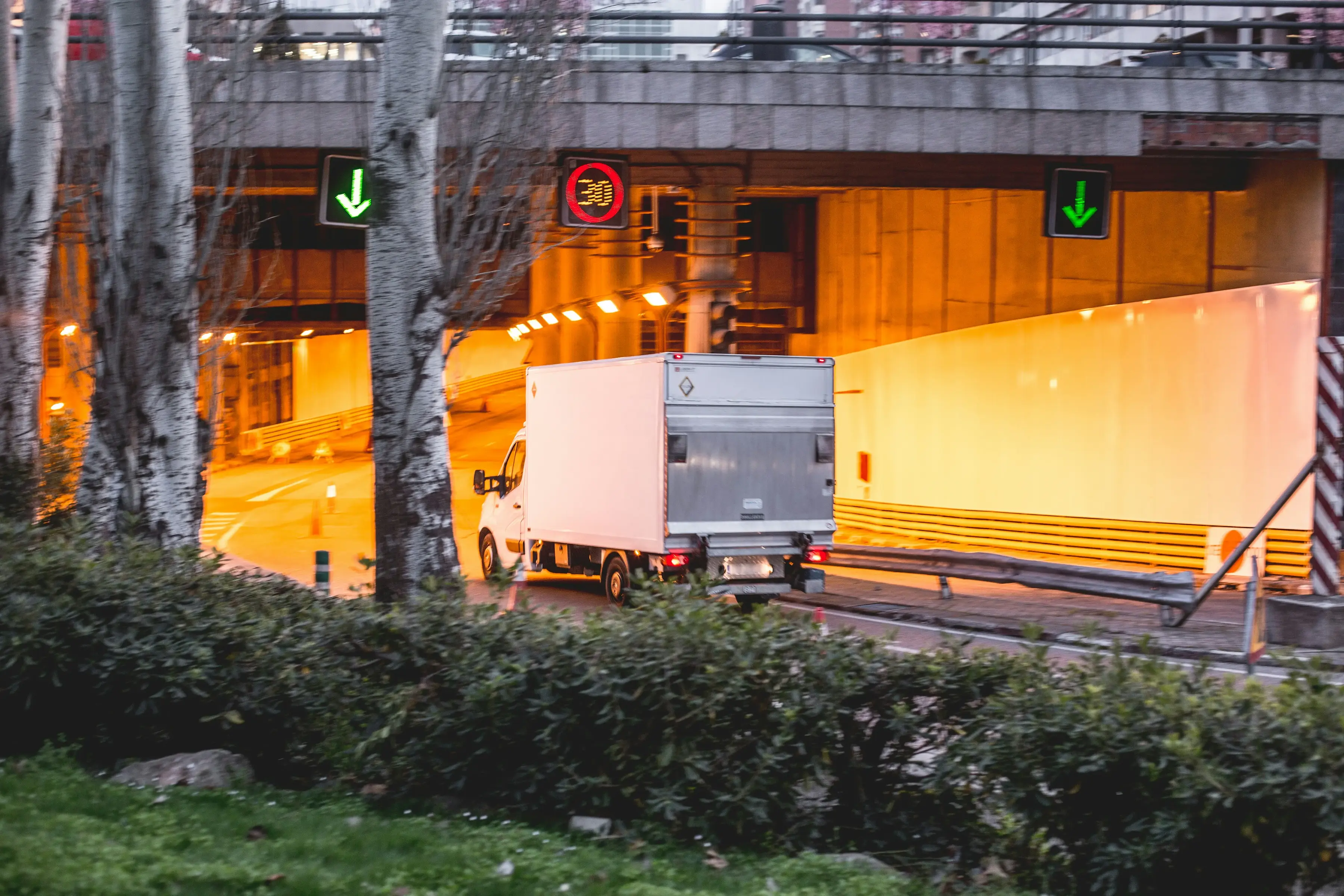 Camion moyen blanc entrant dans un tunnel éclairé
