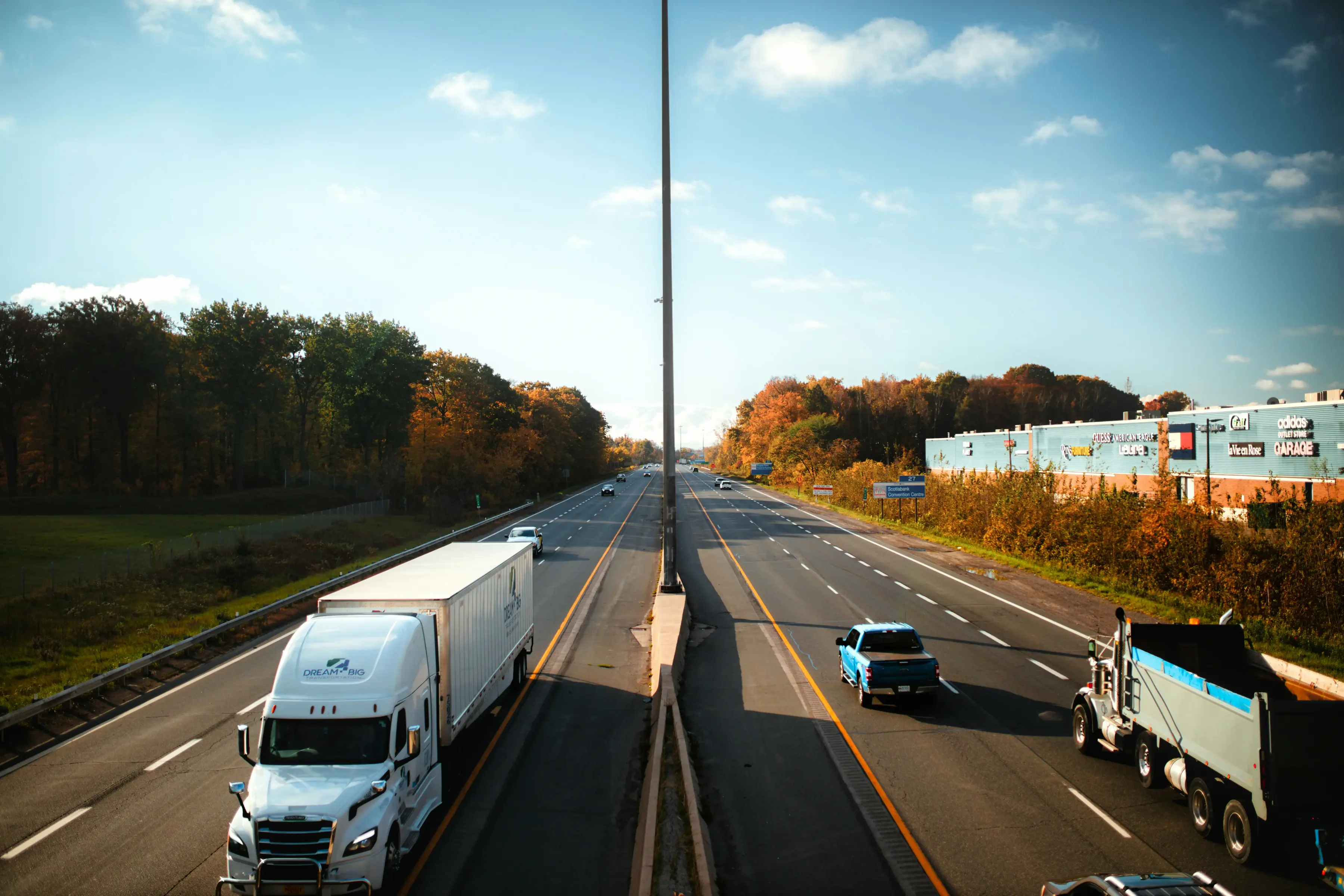 Vue sur des voies avec des camions et voitures venant de sens contraires