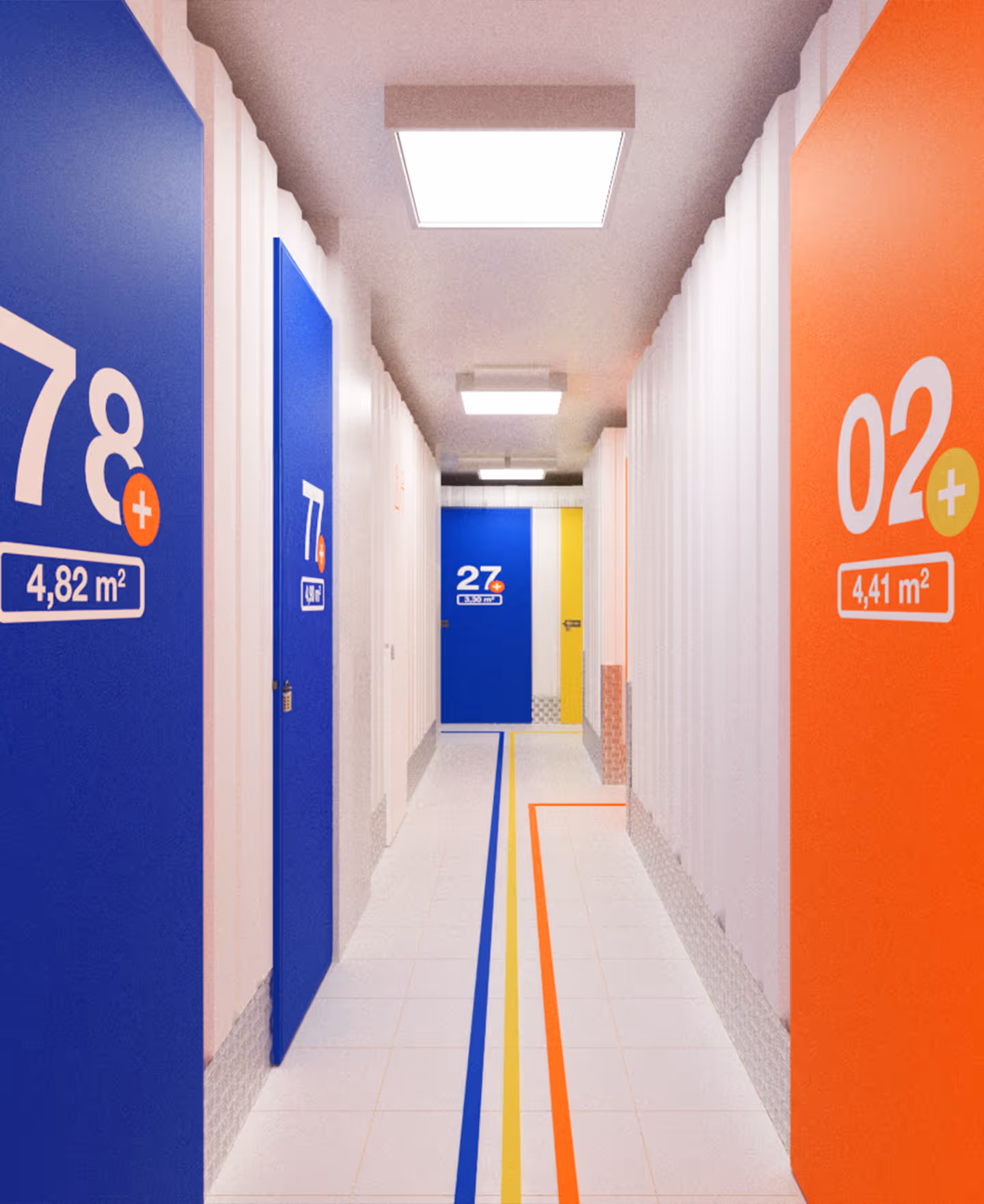 Pasillo de trasteros principal con puertas azules, naranjas y numeración blanca.