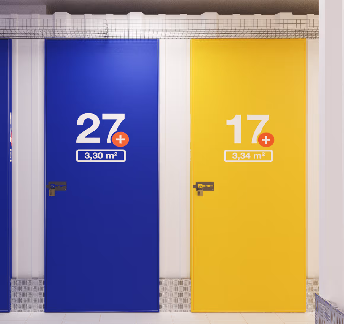 Puertas numeradas 27 (azul) y 17 (amarillo) de los trasteros AticPlus.