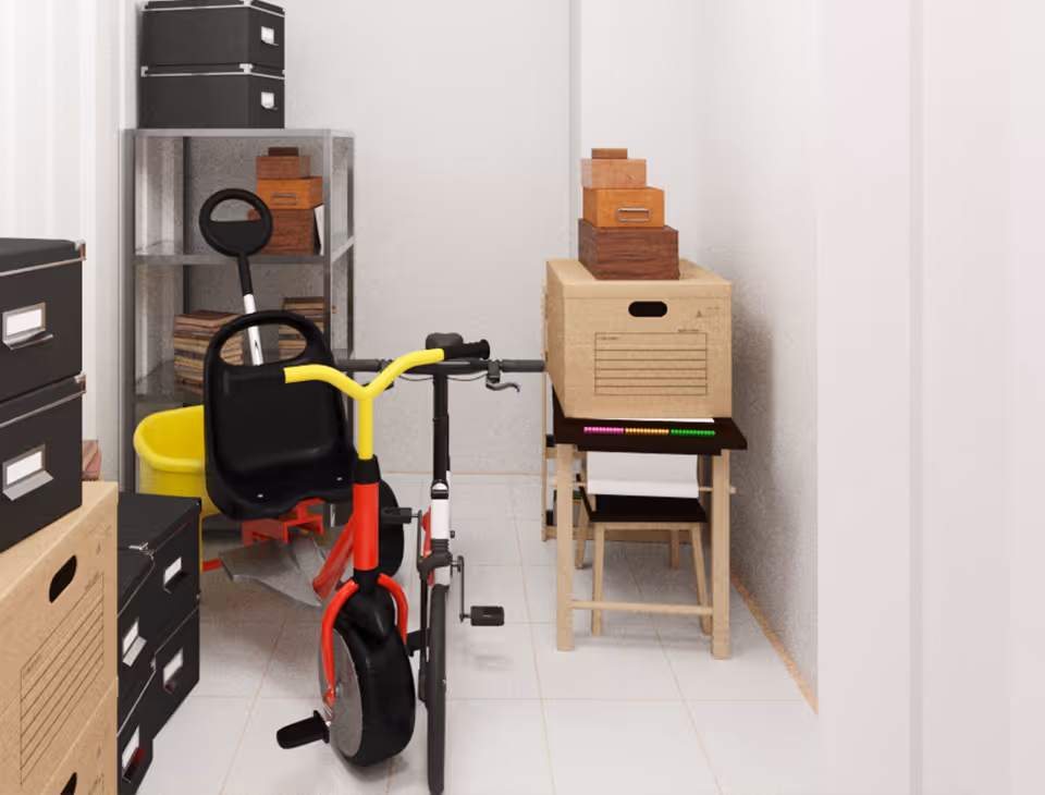 Interior de un trastero AticPlus con cajas y objetos almacenados.
