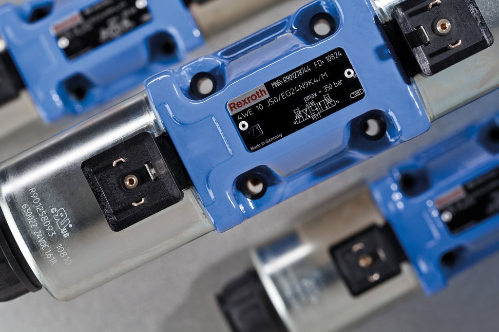 Blauwe Rexroth hydraulische kleppen met metalen onderdelen en bevestigingspunten.