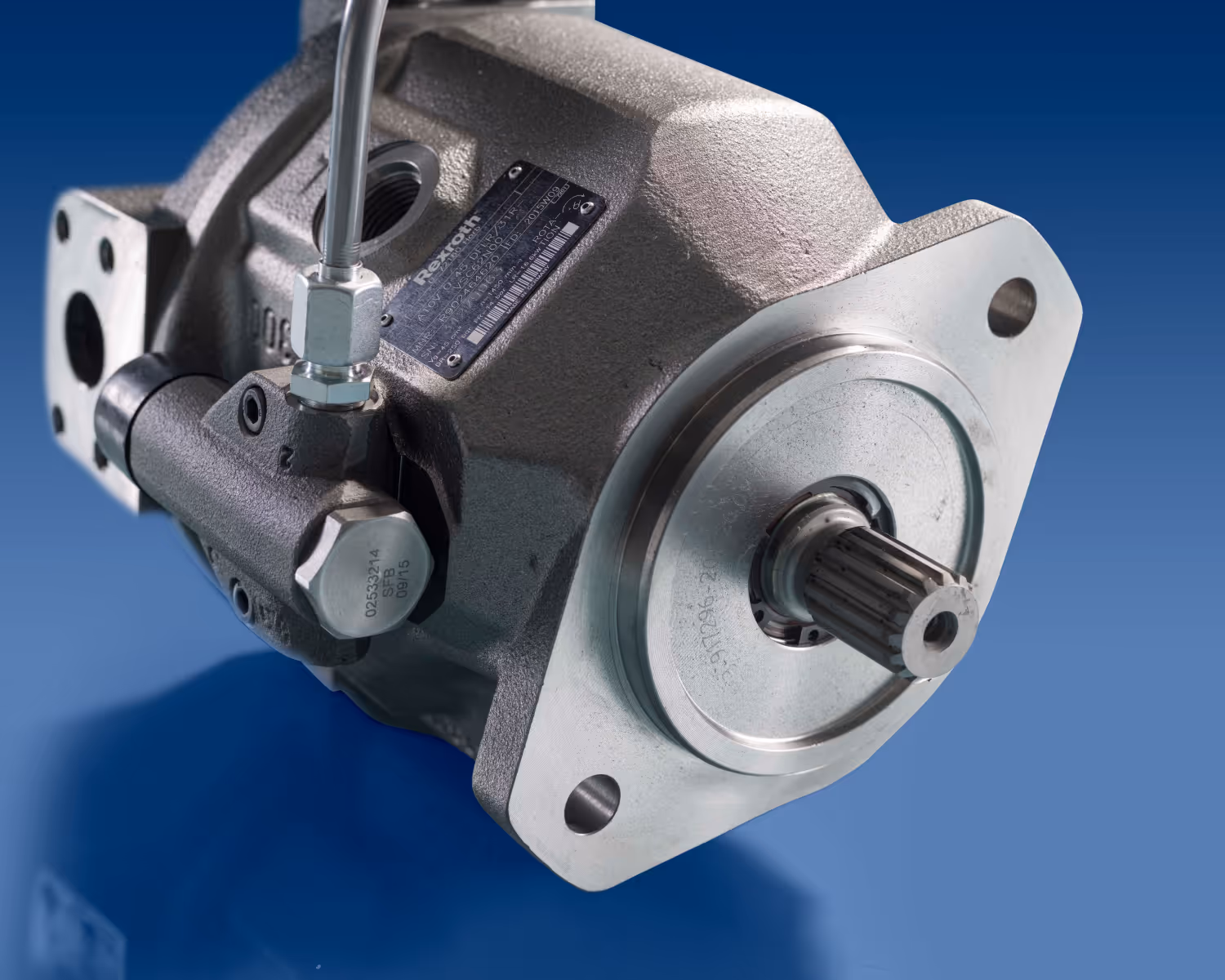 Rexroth hydraulische zuigerpomp met metalen behuizing en aansluitingen op blauwe achtergrond.