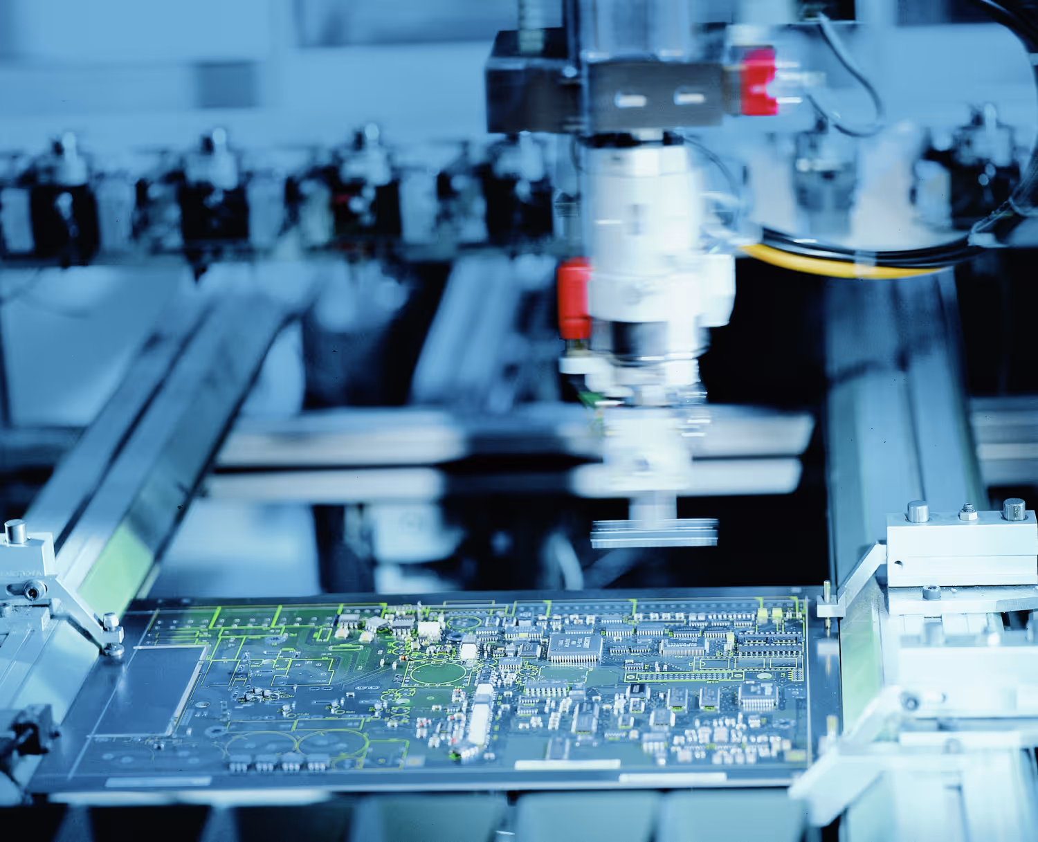 Machines assembleren elektronische printplaat in een moderne fabricageomgeving.