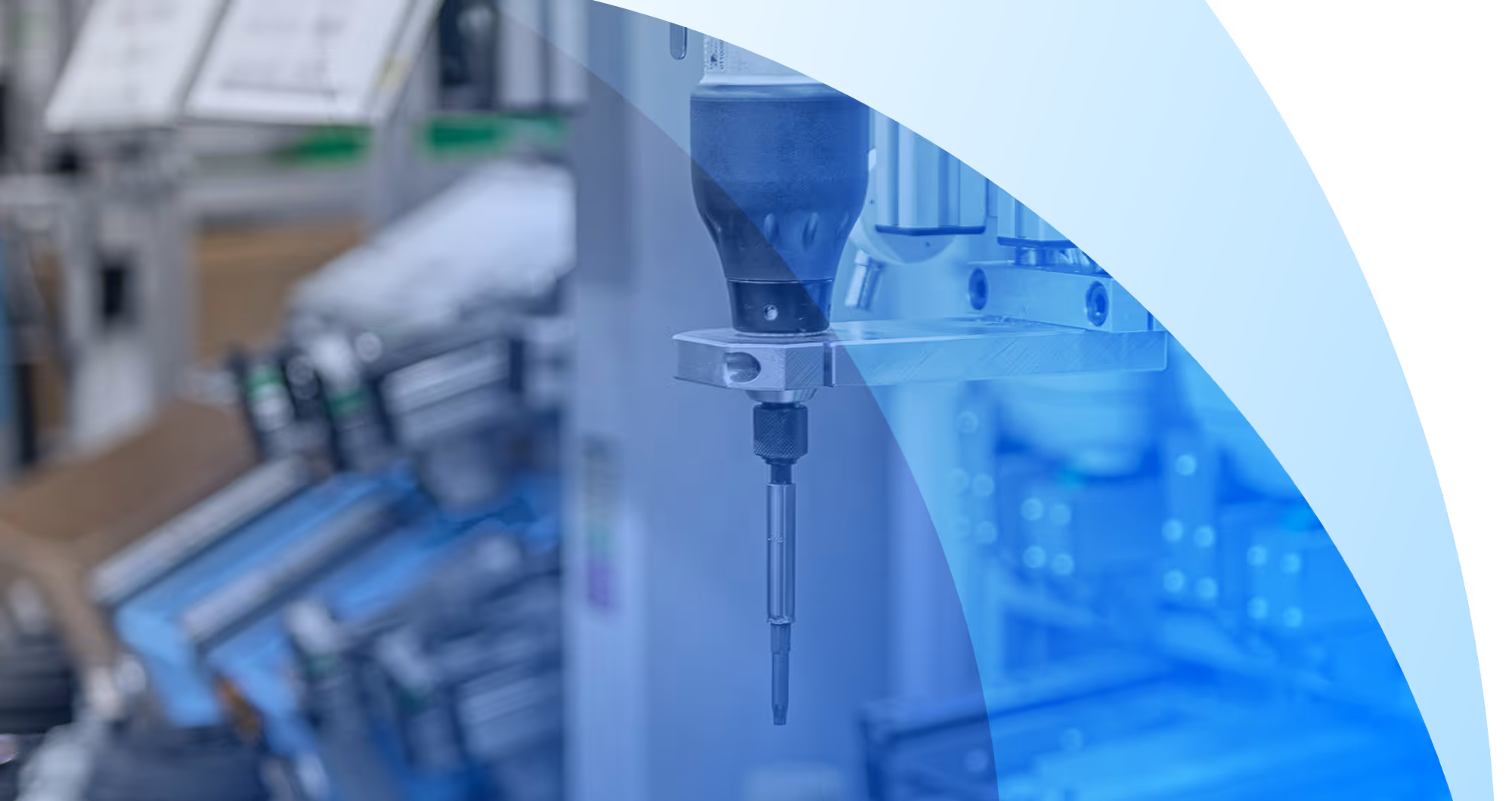 Industriële boormachine in een productiefaciliteit met onscherpe achtergrond.