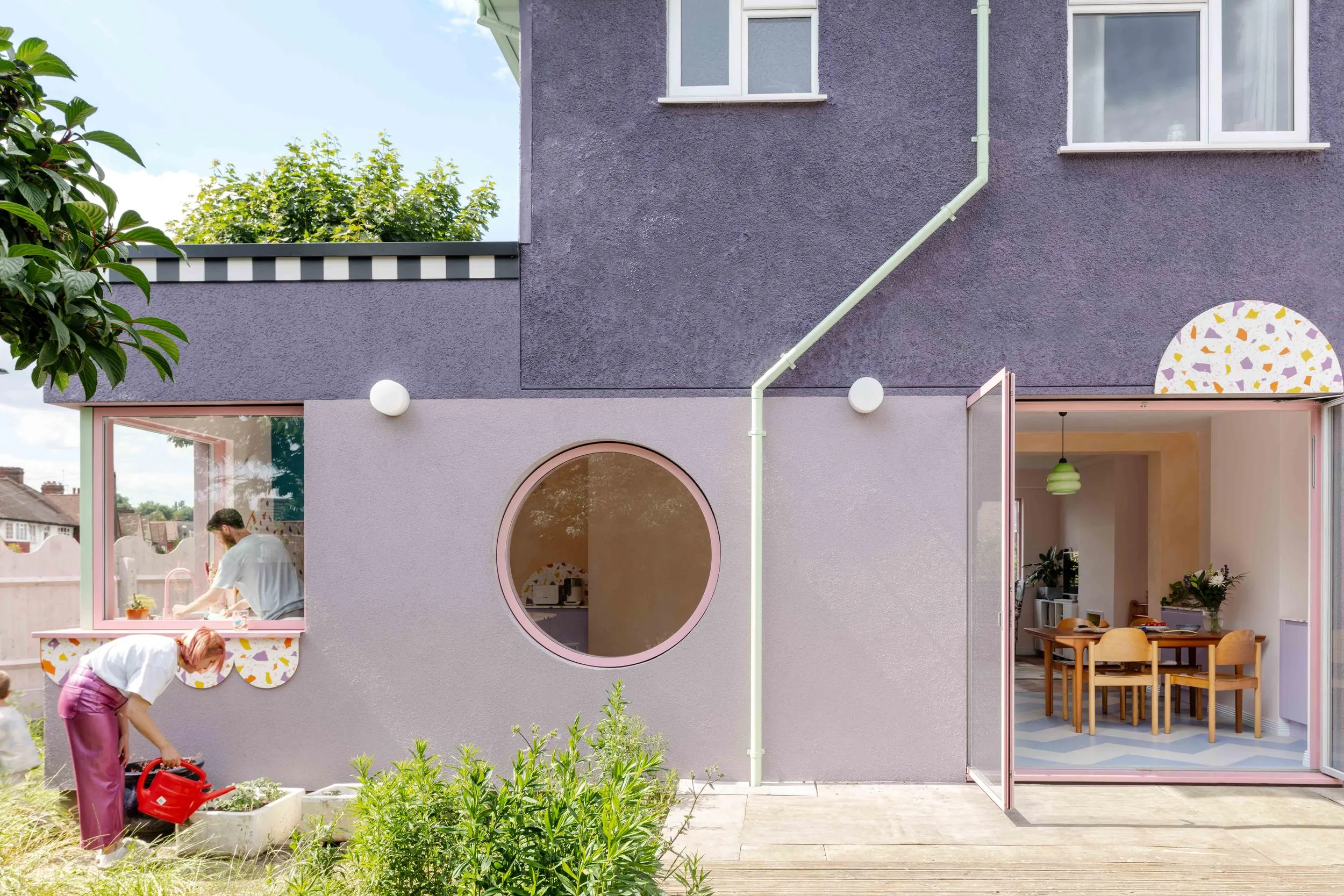 Photo from the garden, looking at the side facade of Brockley House. By Office S&M, RIBA Chartered Architectural Practice in London.