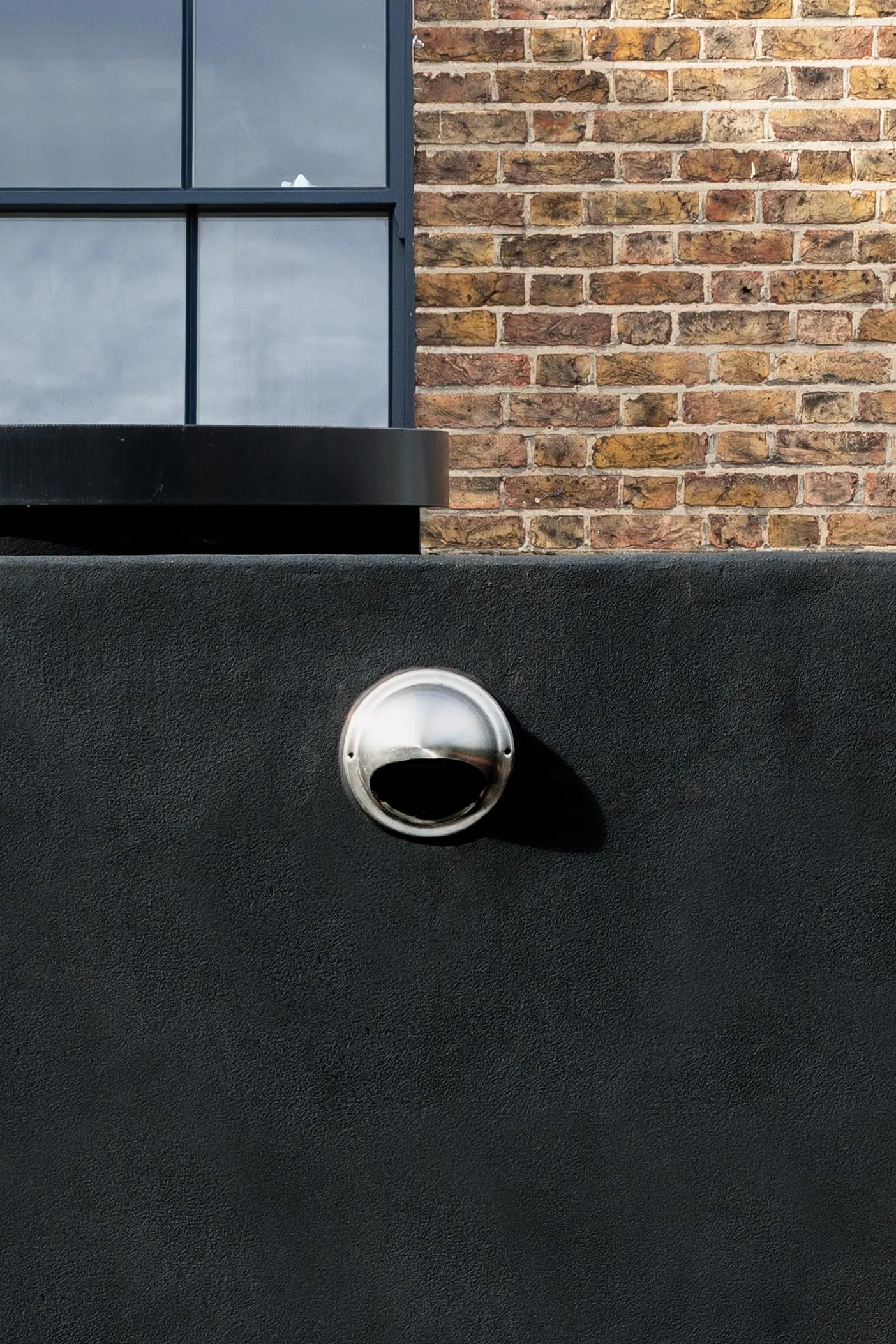 Zoomed in detail photo of the parapet of the house. By Office S&M, RIBA Chartered Architectural Practice in London.