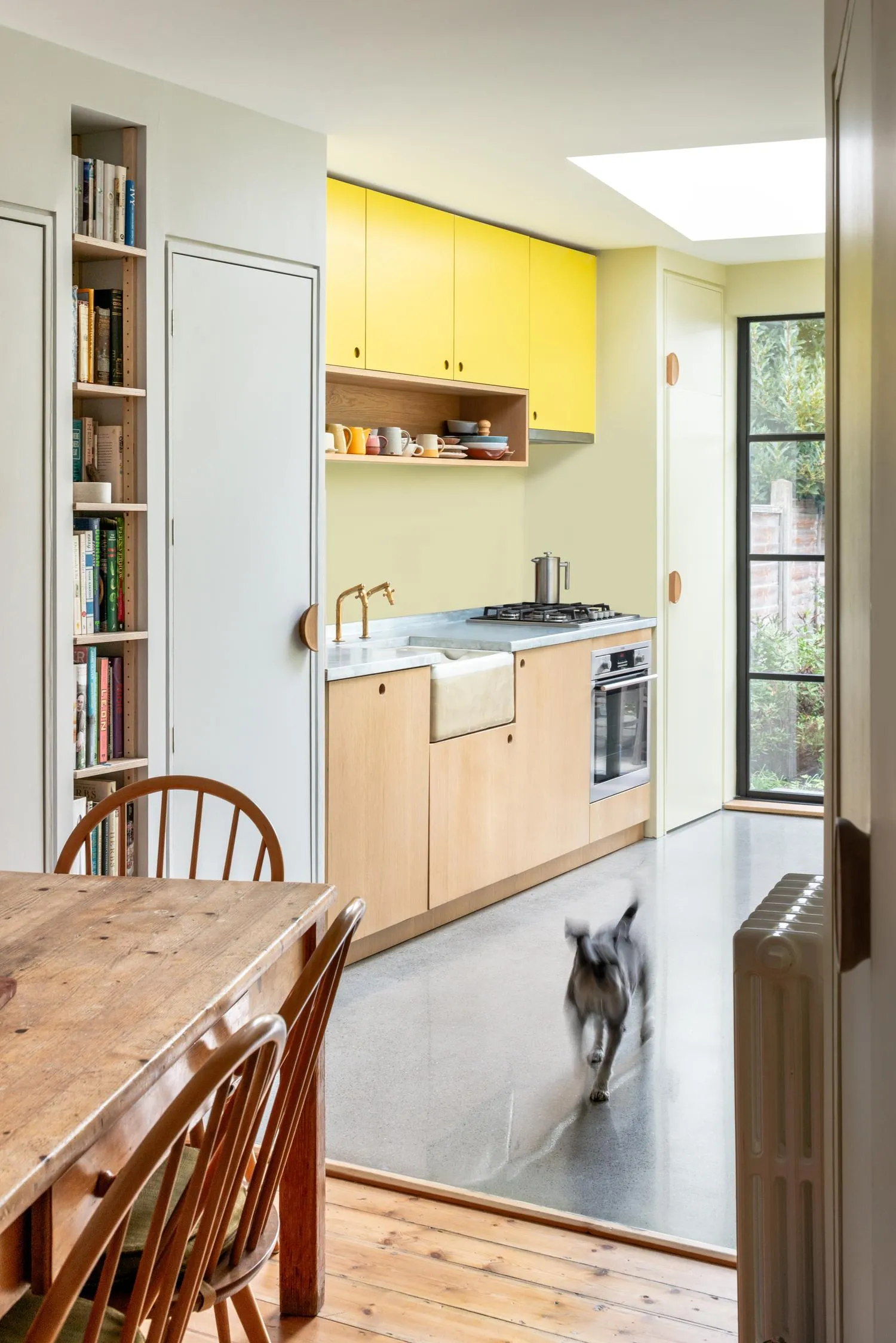 Photo of the connection between kitchen and dining space. By Office S&M, RIBA Chartered Architectural Practice in London.