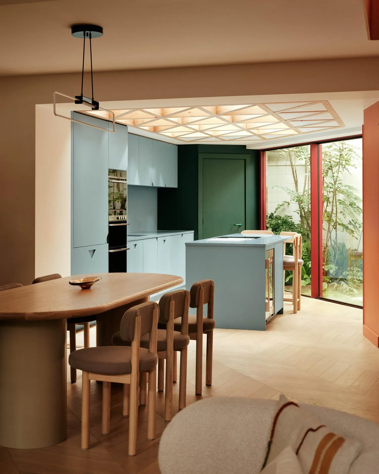 Photo of the dining space, with kitchen in the background. By Office S&M, RIBA Chartered Architectural Practice in London.