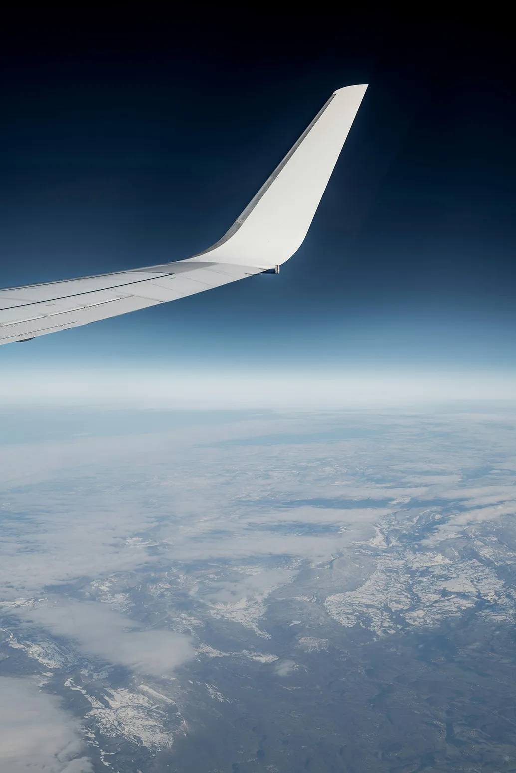 Aile d'avion au dessus de l'atmosphère