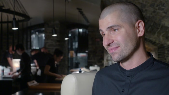 François-Emmanuel Nicol accorde une entrevue à l’intérieur du restaurant Tanière³.