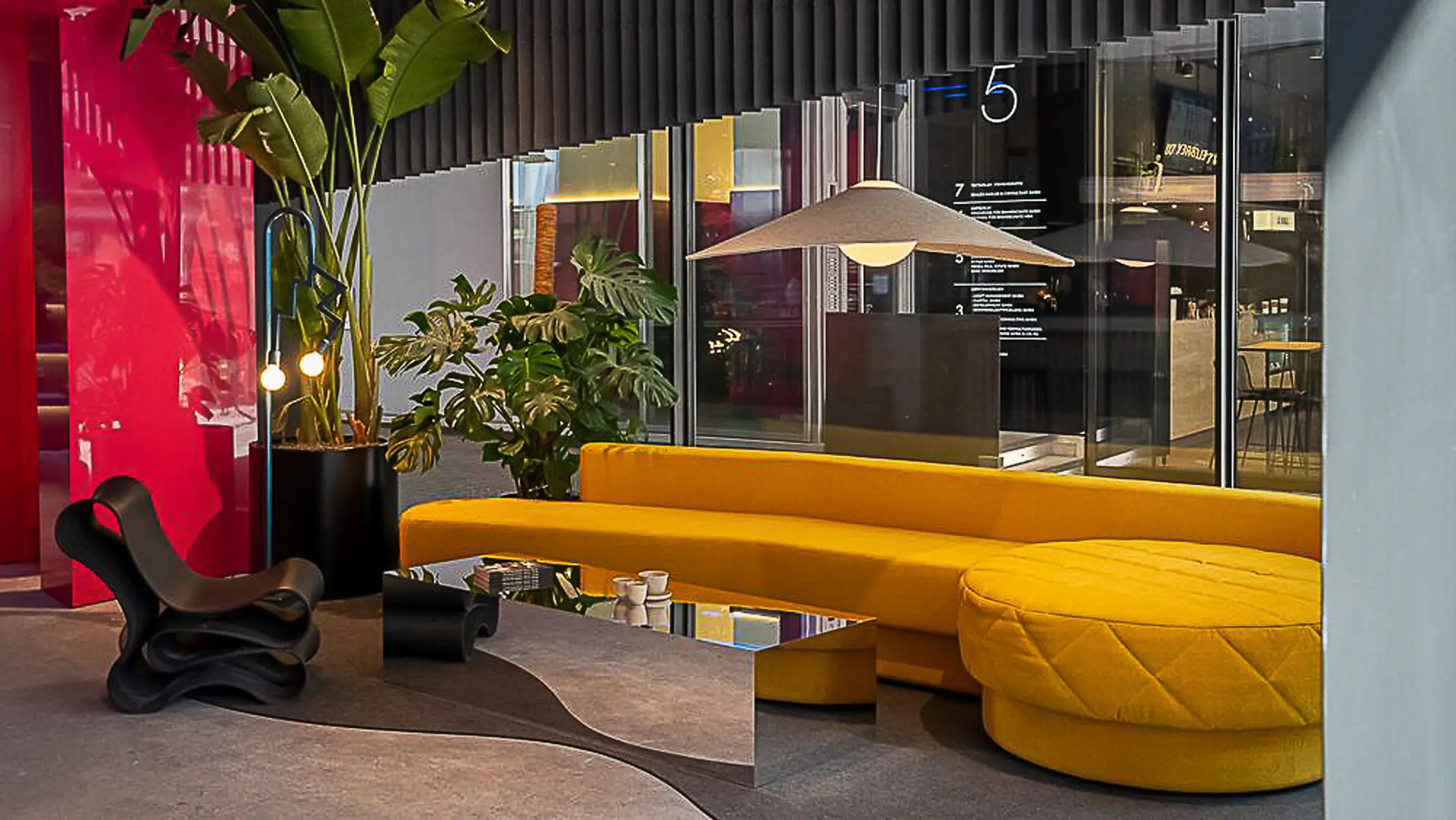 Loungebereich der Eventlocation München mit Tageslicht und urbanem Design