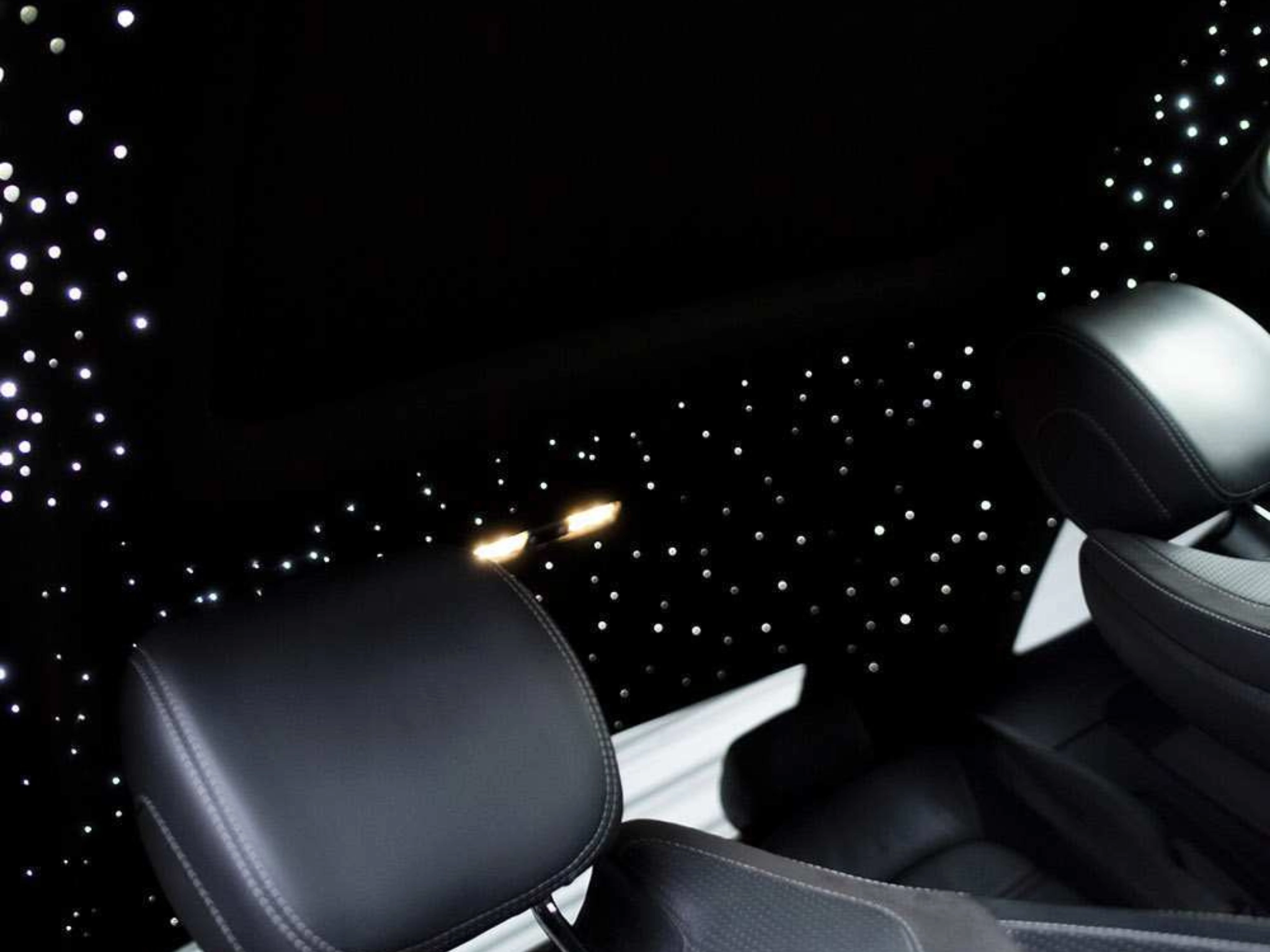 Toit de voiture intérieur avec éclairage LED simulant un ciel étoilé.