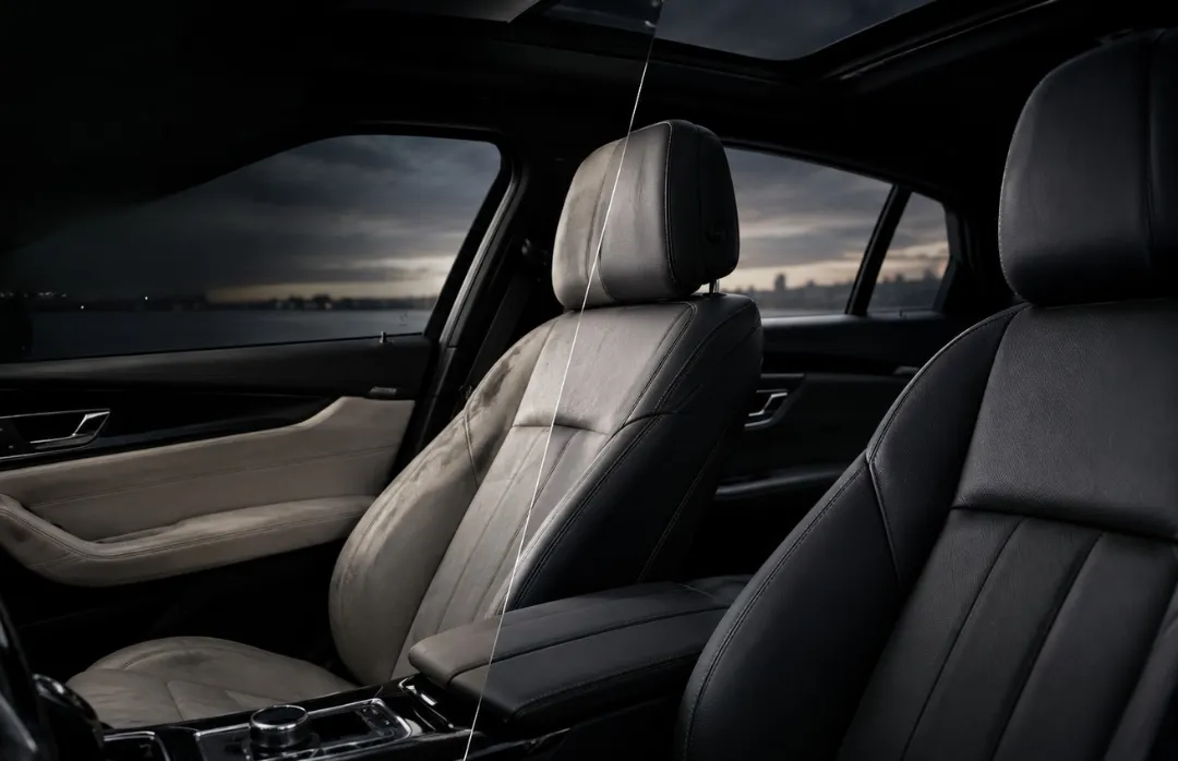 Intérieur de voiture luxueux avec sièges en cuir blanc et toit étoilé lumineux.
