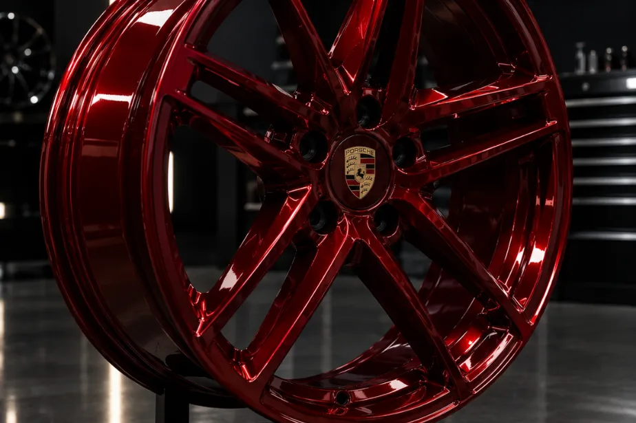 Intérieur arrière d'une voiture de luxe avec plafonnier à fibre optique lumineux rouge et blanc, sièges en cuir noir.