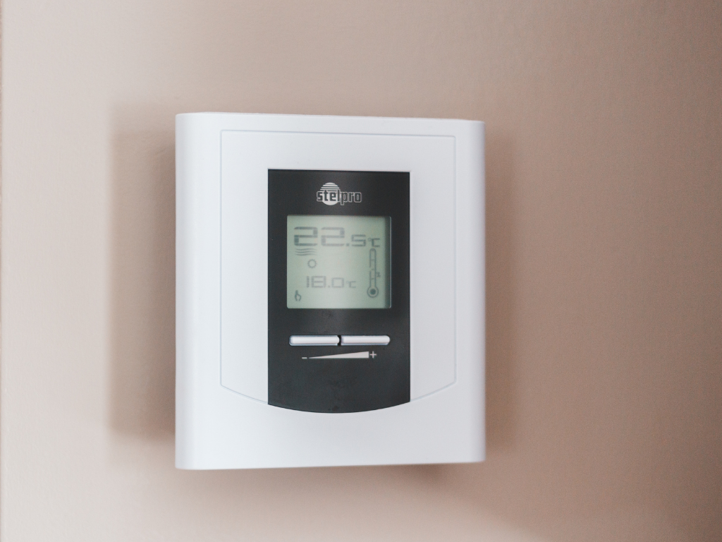a thermostat running cool air