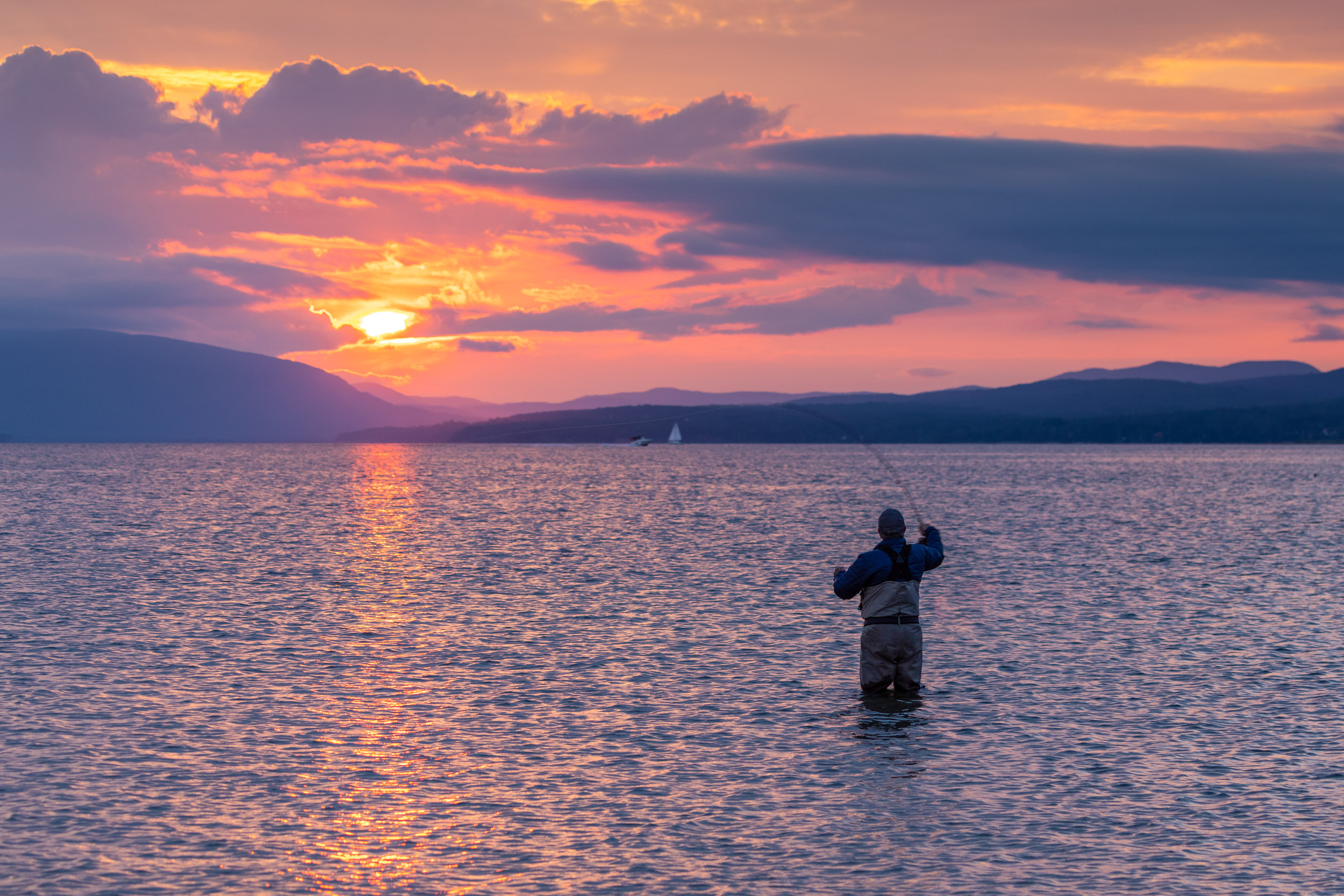 Pêche à la mouche au coucher du soleil dans la baie de Gaspé
