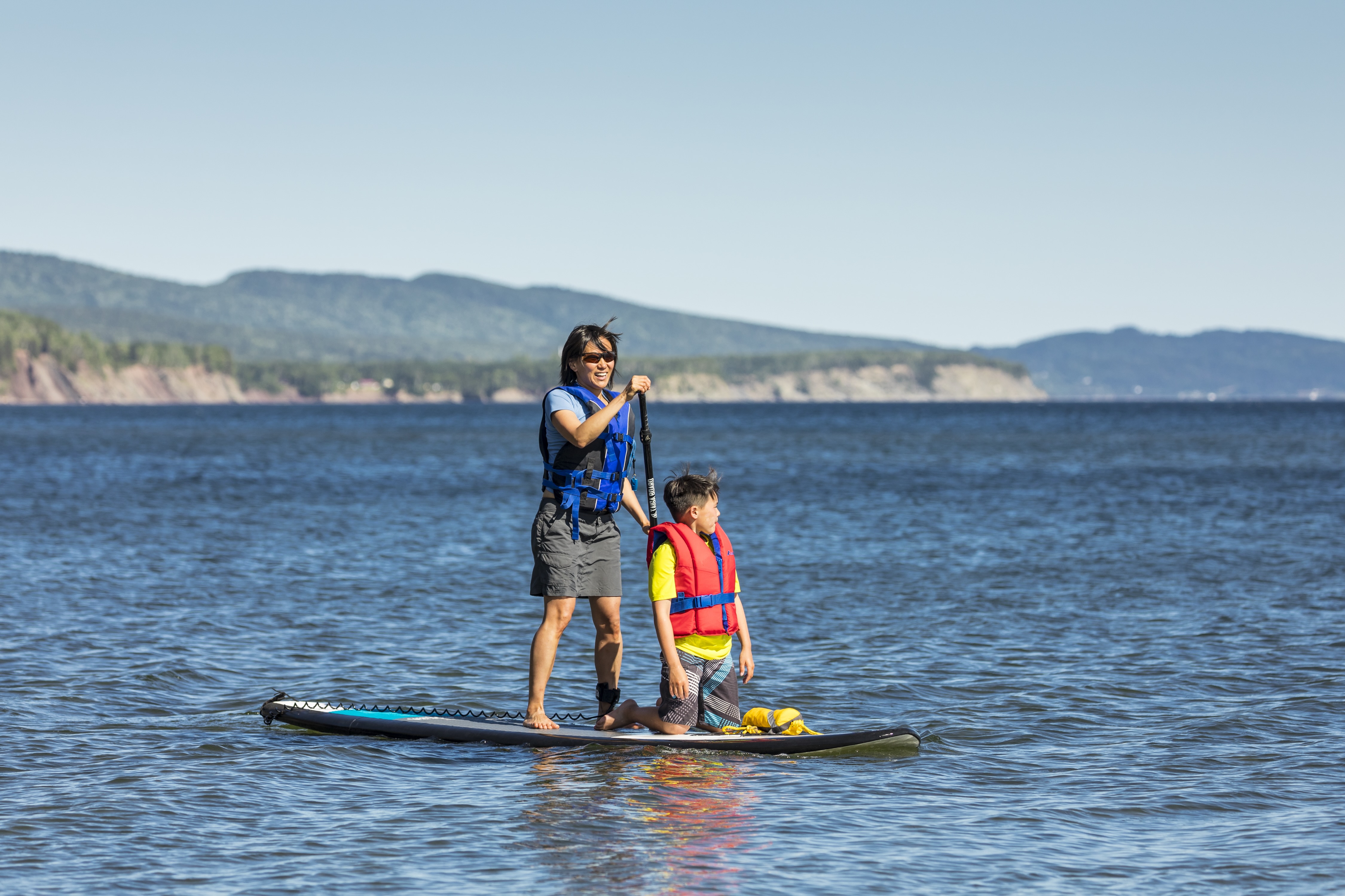 Pratique du paddle board sur les eaux de la baie de Gaspé à la plage de Haldimand.
