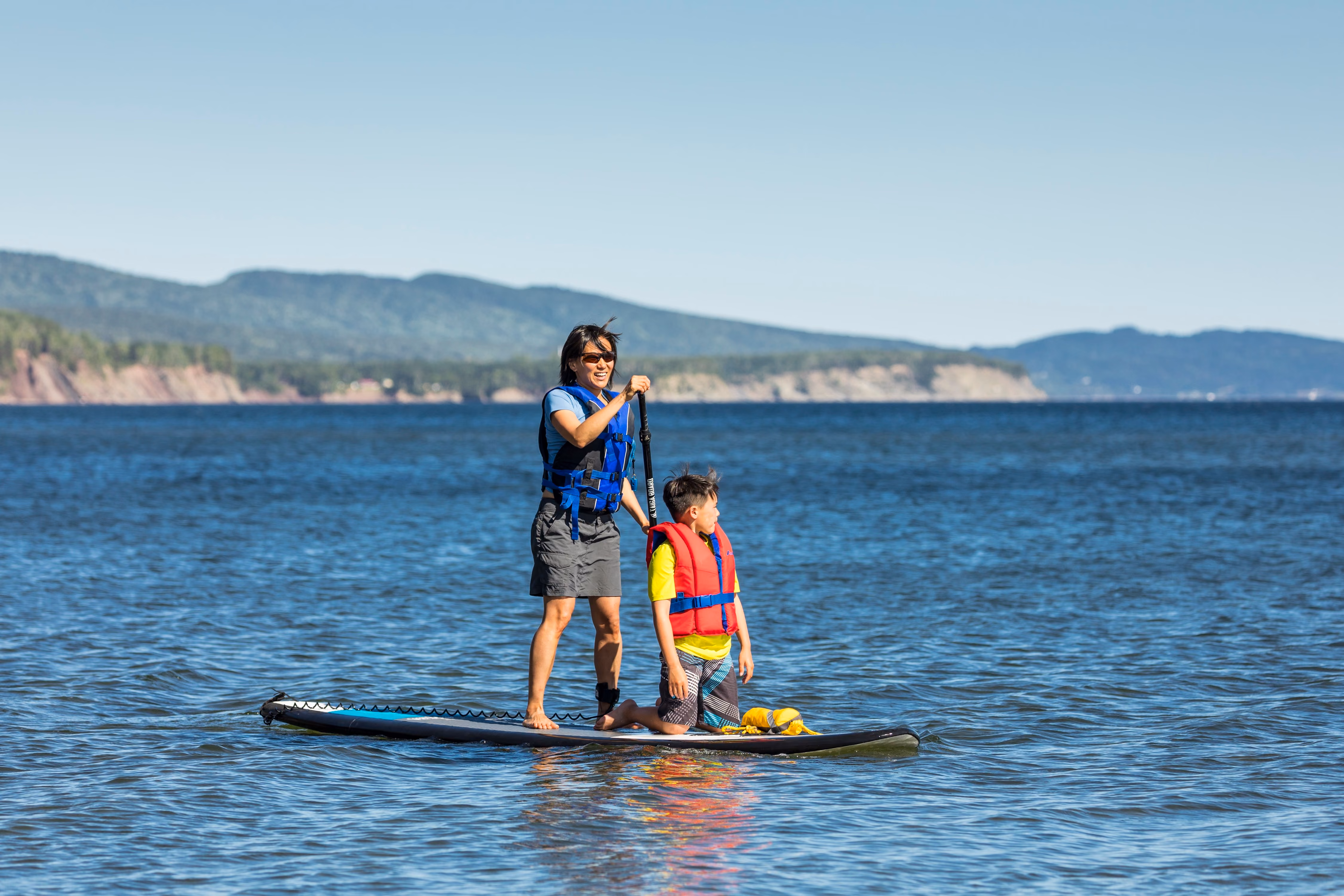 Pratique du paddle board sur les eaux de la baie de Gaspé à la plage de Haldimand.