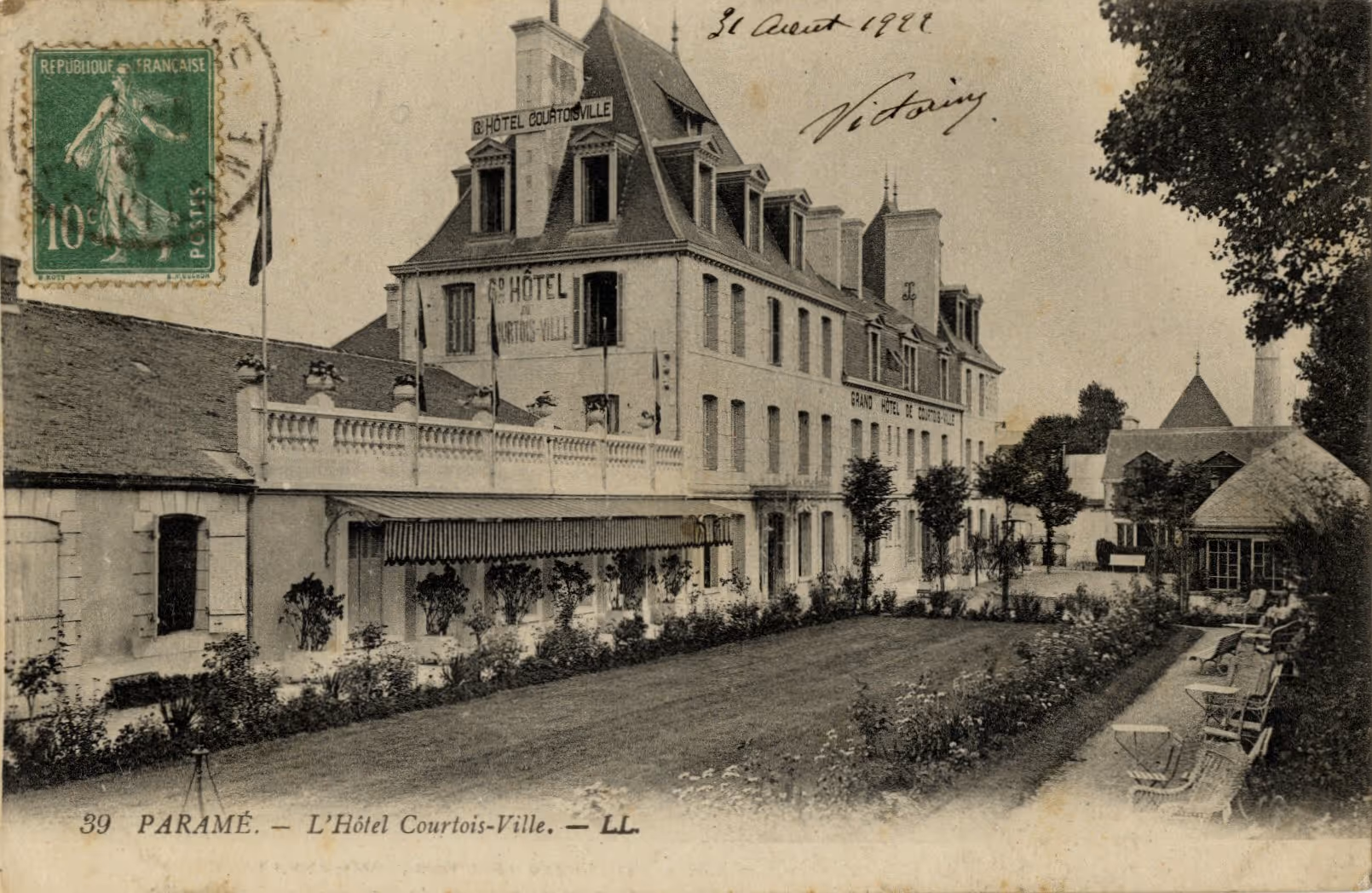 Year 1888 evoked at the Grand Hotel de Courtoisville in Saint-Malo, a 4-star spa hotel by the sea.