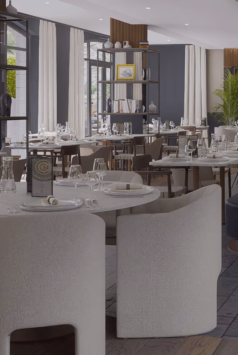 Table élégamment dressée au restaurant Le 1906 du Grand Hôtel de Courtoisville à Saint-Malo, hôtel spa 4 étoiles en Bretagne.
