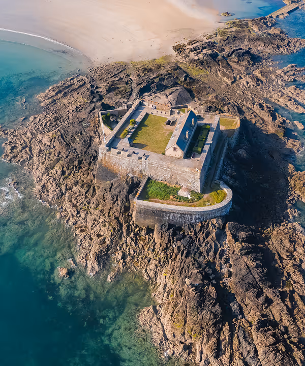 Panoramic view from the Château de Saint-Malo over the sea and the beach of Sillon, near the Grand Hotel de Courtoisville, a 4-star spa hotel in Brittany.