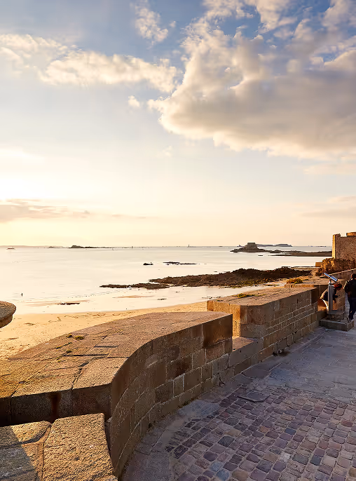Sea view from the Grand Hotel de Courtoisville in Saint-Malo, 4-star spa hotel in Brittany with direct access to the beach.
