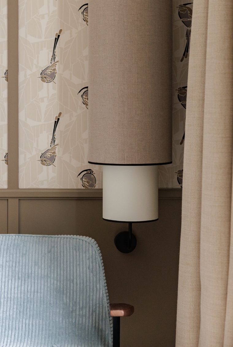 Refined room with decoration and designer lighting at the Grand Hotel de Courtoisville in Saint-Malo, hotel and luxury suites at the Grand Hotel de Courtoisville in Saint-Malo.
