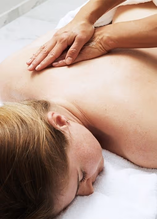 Massage en cours au Grand Hôtel de Courtoisville à Saint-Malo, spa avec massages duo, hammam et jacuzzi.