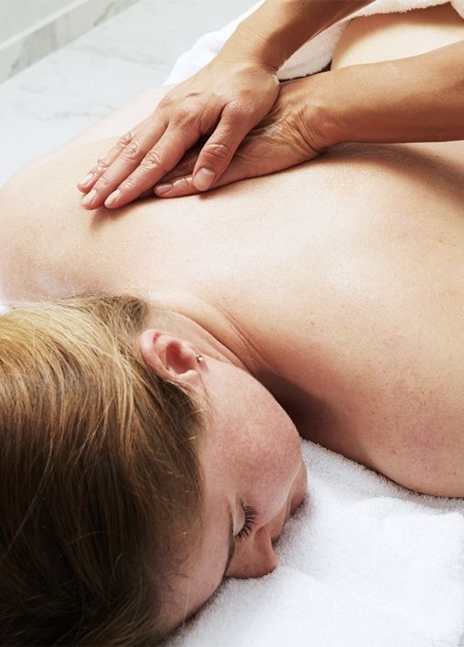 Massage in progress at the Grand Hotel de Courtoisville in Saint-Malo, spa with duo massages, steam room and jacuzzi.