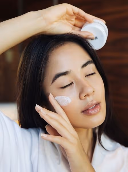Femme appliquant de la crème au Grand Hôtel de Courtoisville à Saint-Malo, spa bien-être et soins beauté.