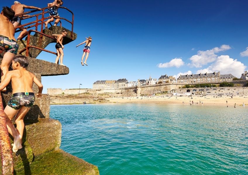 Plages de Saint-Malo vues depuis le Grand Hôtel de Courtoisville, hôtel 4 étoiles de luxe avec spa et piscine.