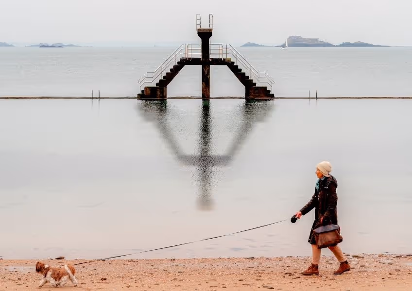 Que faire à Saint-Malo par temps de pluie : détente au spa et visites culturelles depuis le Grand Hôtel de Courtoisville, hôtel 4 étoiles de luxe.