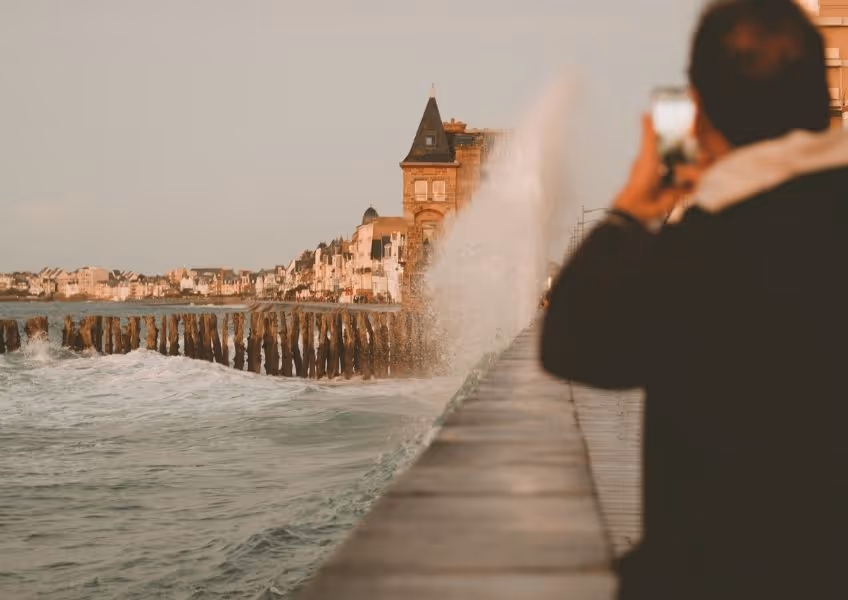Grandes marées à Saint-Malo vues depuis le bord de mer, près du Grand Hôtel de Courtoisville, hôtel spa 4 étoiles en Bretagne.