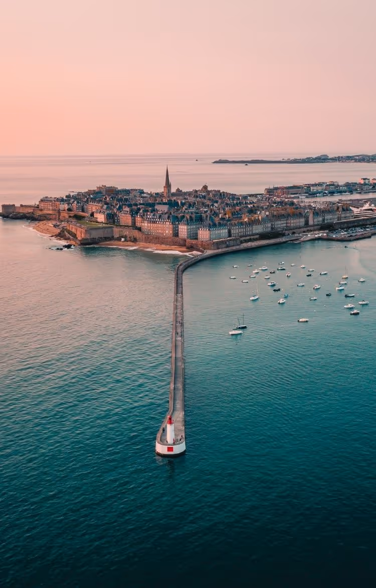Vue aérienne de la ville de Saint-Malo depuis le Grand Hôtel de Courtoisville, hôtel spa 4 étoiles en Bretagne.