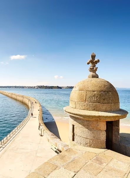 Balade en bord de mer près du Grand Hôtel de Courtoisville à Saint-Malo, hôtel de luxe proche plage du Sillon.