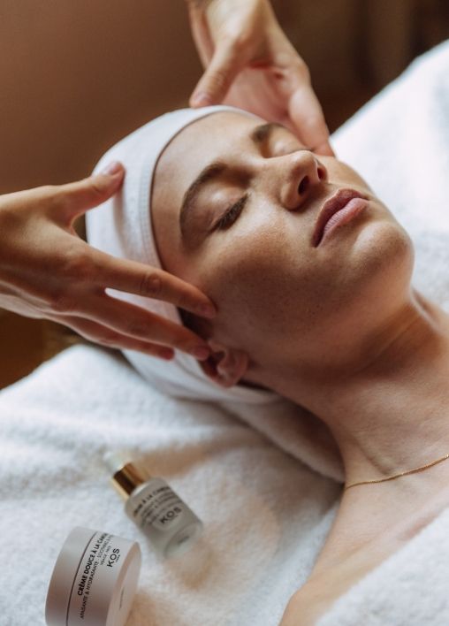 Soin en cours au spa du Grand Hôtel de Courtoisville à Saint-Malo, massages duo et soins du visage.