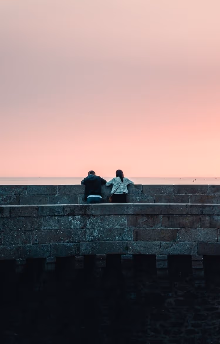 Coucher du soleil avec vue sur la mer depuis le Grand Hôtel de Courtoisville à Saint-Malo, hôtel spa 4 étoiles en Bretagne.