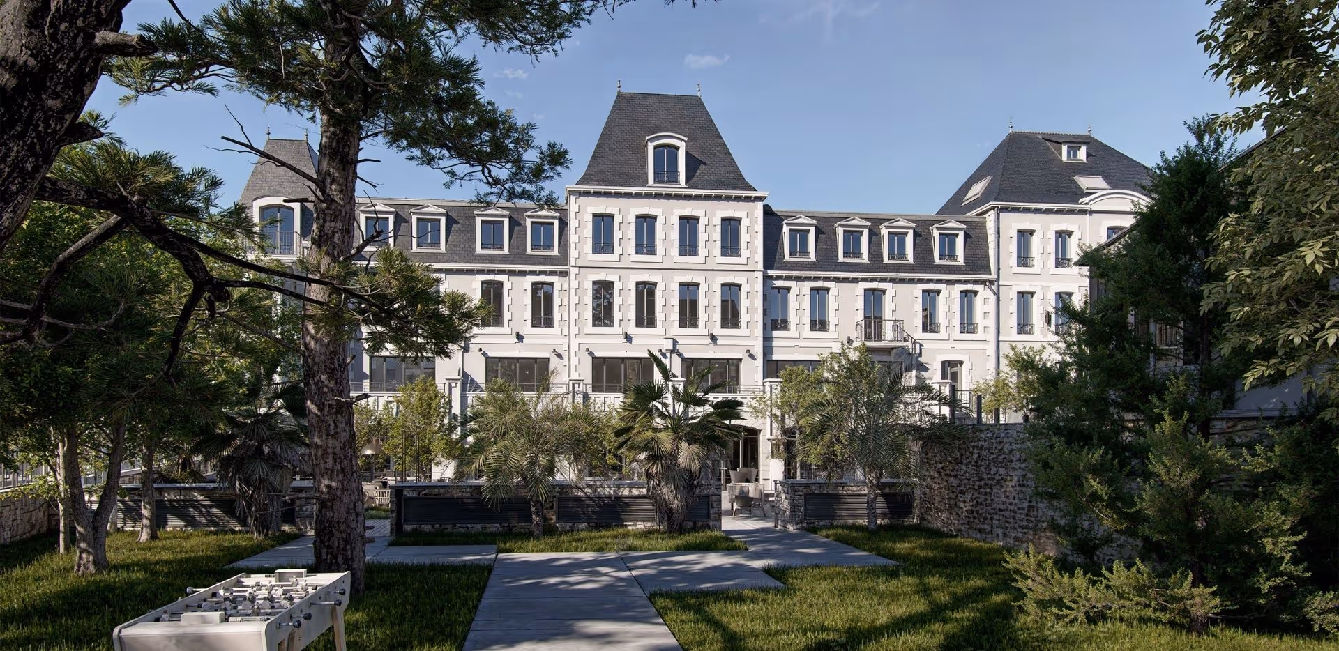 Façade illuminée du Grand Hôtel de Courtoisville à Saint-Malo, hôtel spa 4 étoiles en bord de mer.