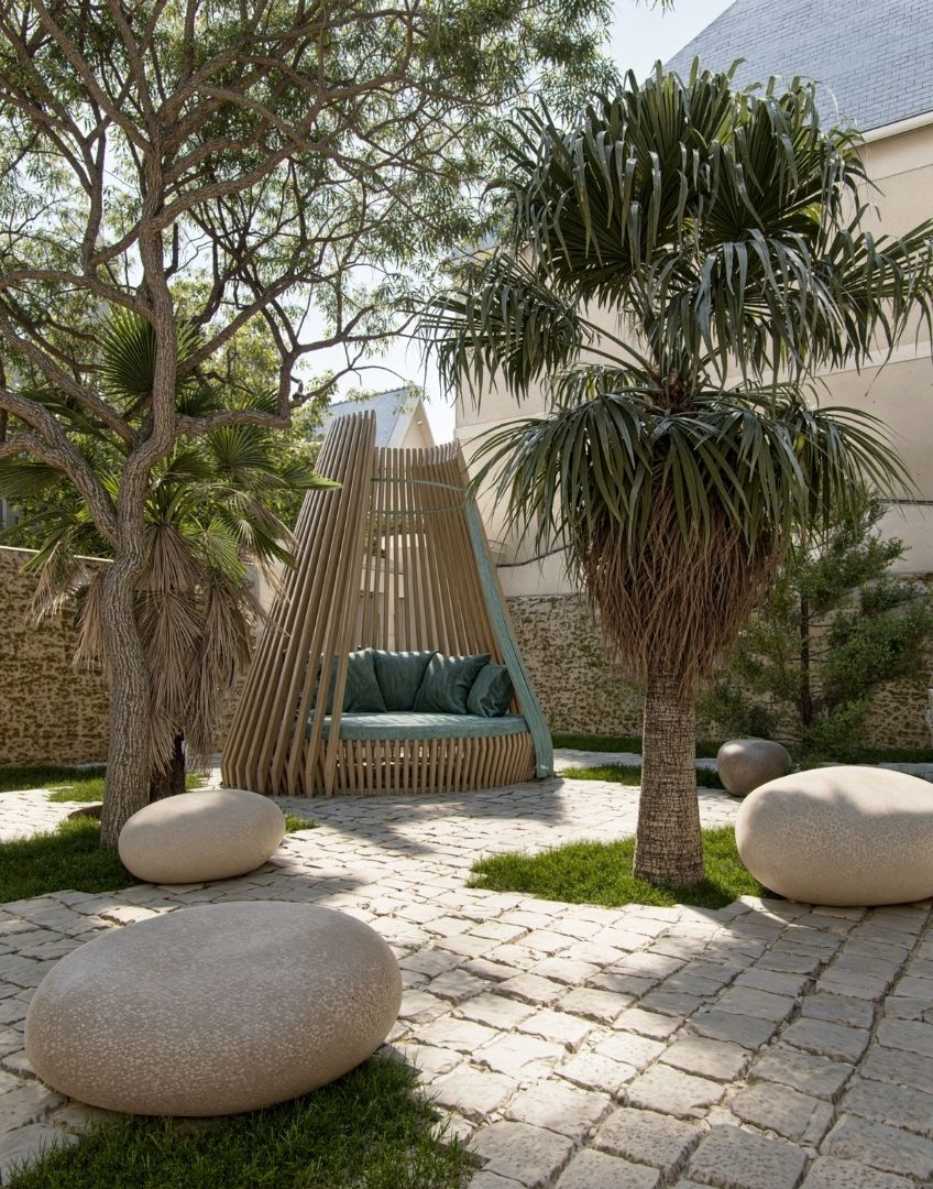 The Patio of the Grand Hotel de Courtoisville in Saint-Malo, 4-star spa hotel in Brittany with terrace and relaxation area.
