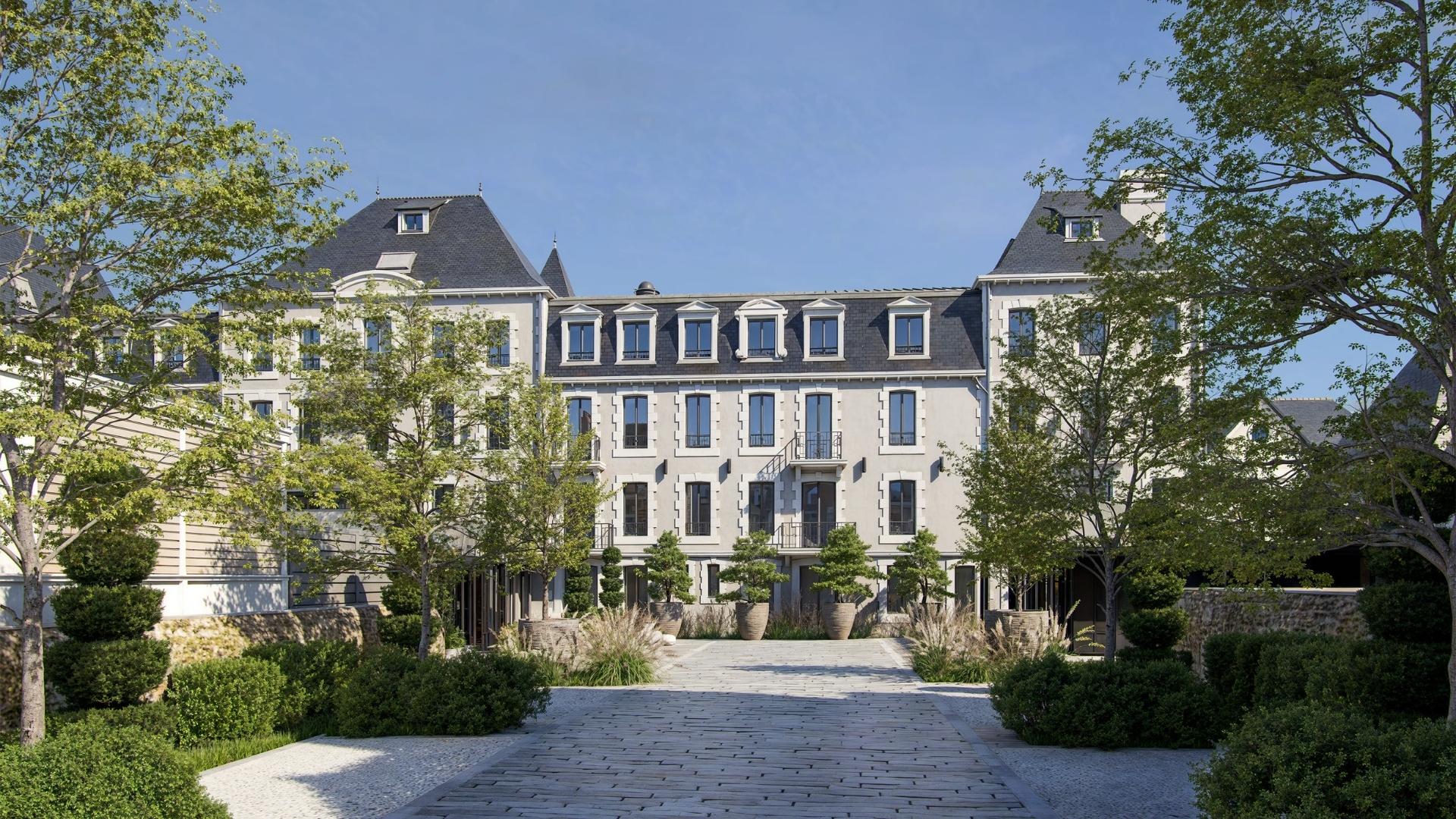 Accès par le portail sur la façade du Grand Hôtel de Courtoisville à Saint-Malo, hôtel spa 4 étoiles de luxe en Bretagne.