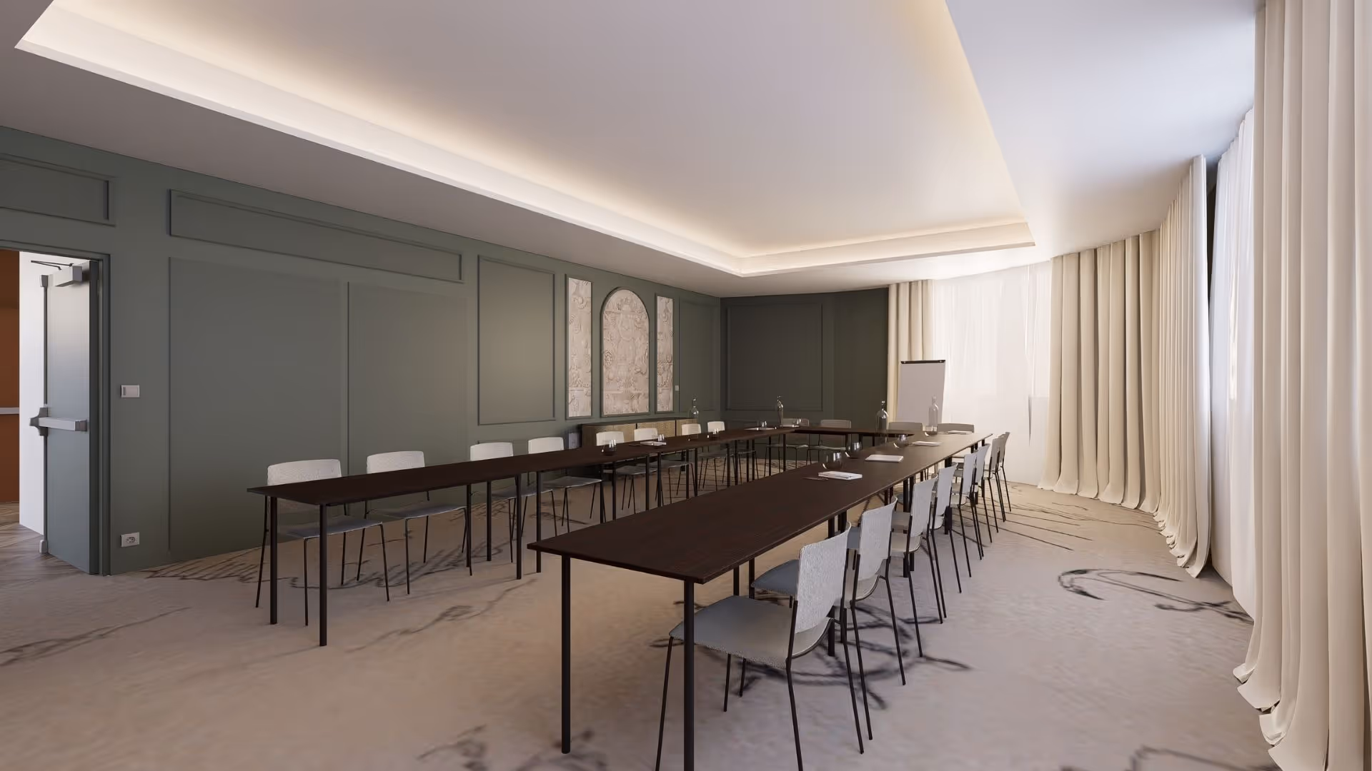 Grande salle de séminaire avec disposition en U au Grand Hôtel de Courtoisville à Saint-Malo, hôtel 4 étoiles idéal pour réunions et team building.