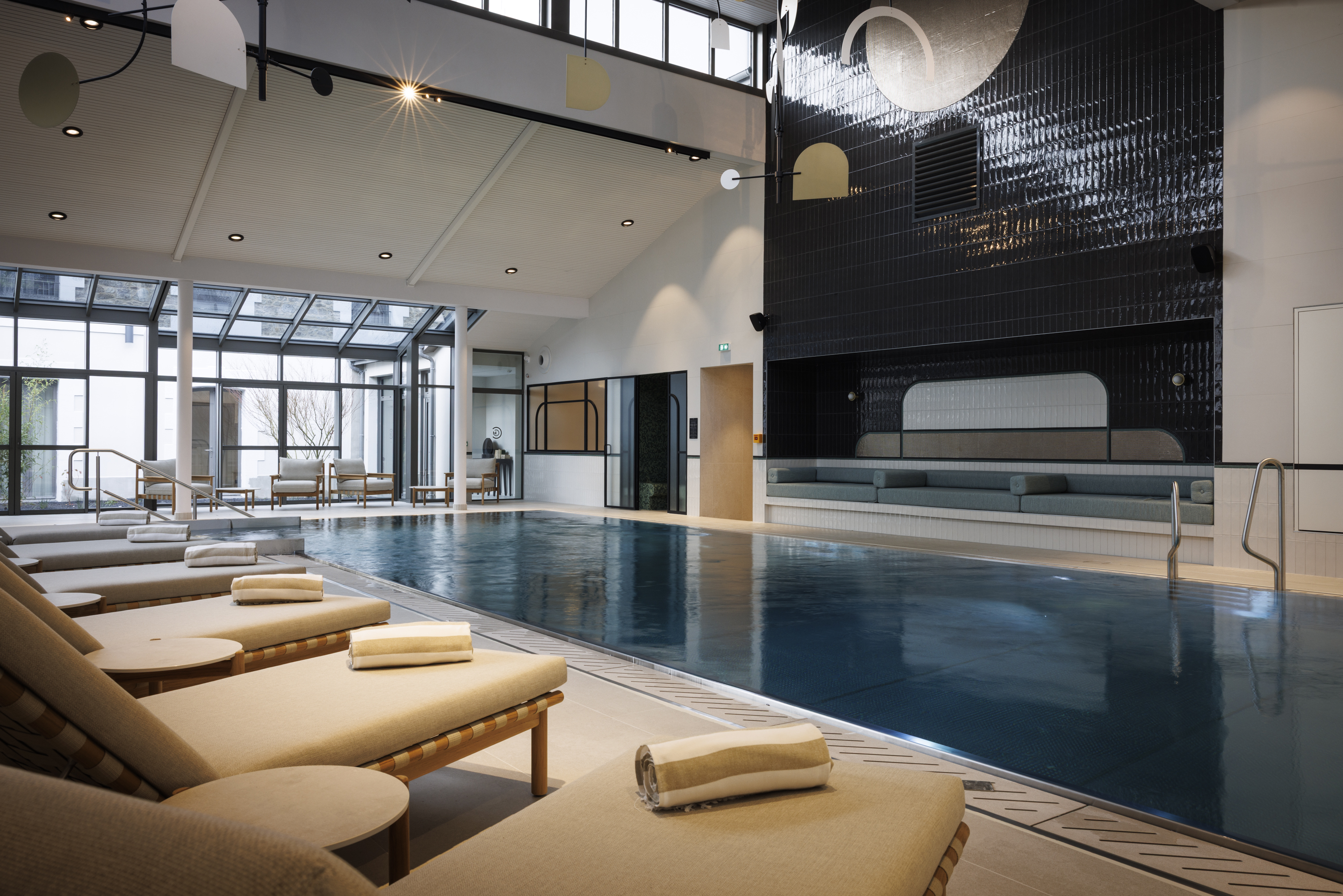 Heated indoor pool at the Grand Hotel de Courtoisville in Saint-Malo, 4-star spa hotel with jacuzzi and sauna.