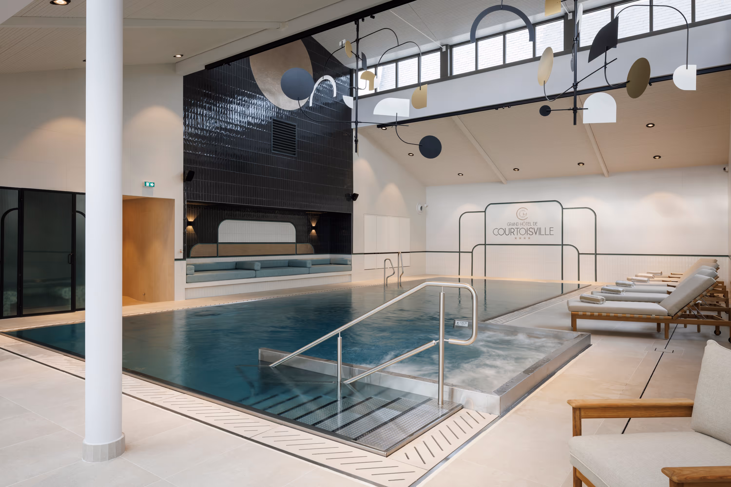 Piscine intérieure chauffée du Grand Hôtel de Courtoisville à Saint-Malo, hôtel spa 4 étoiles en Bretagne.