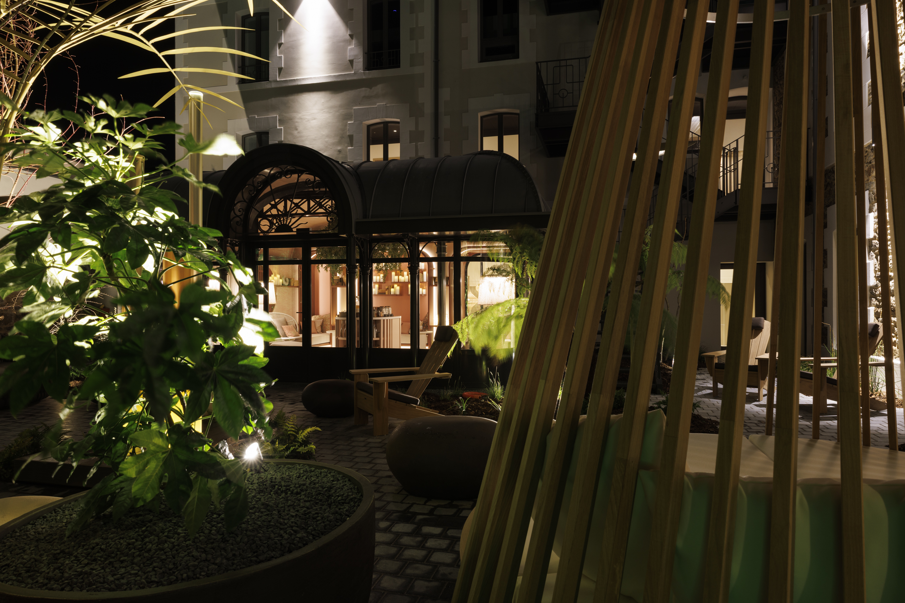 Outdoor courtyard of the spa tea room at the Grand Hotel de Courtoisville in Saint-Malo, a 4-star hotel near the sea.