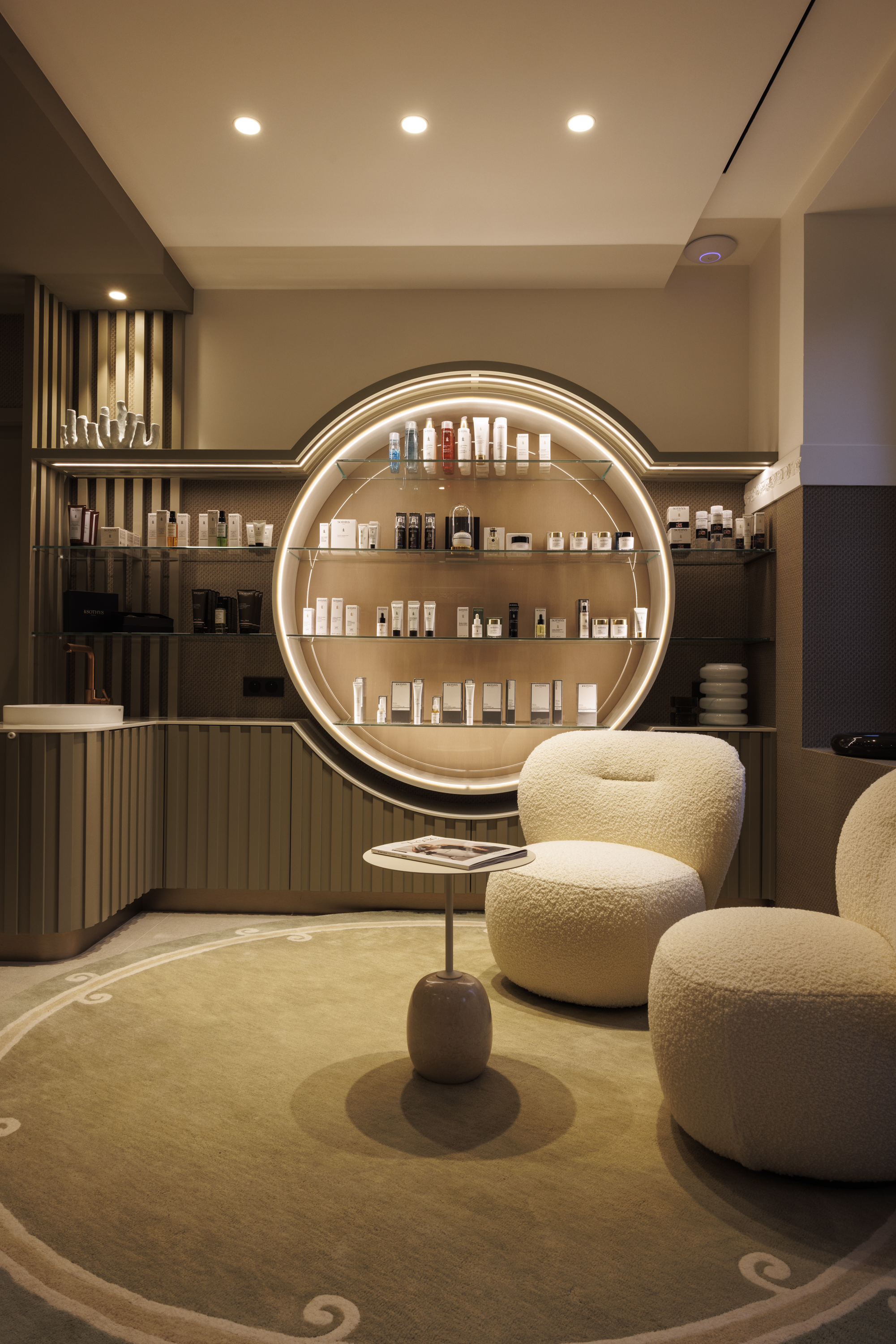 Warm spa reception at the Grand Hotel de Courtoisville in Saint-Malo, a 4-star spa hotel near Sillon beach.