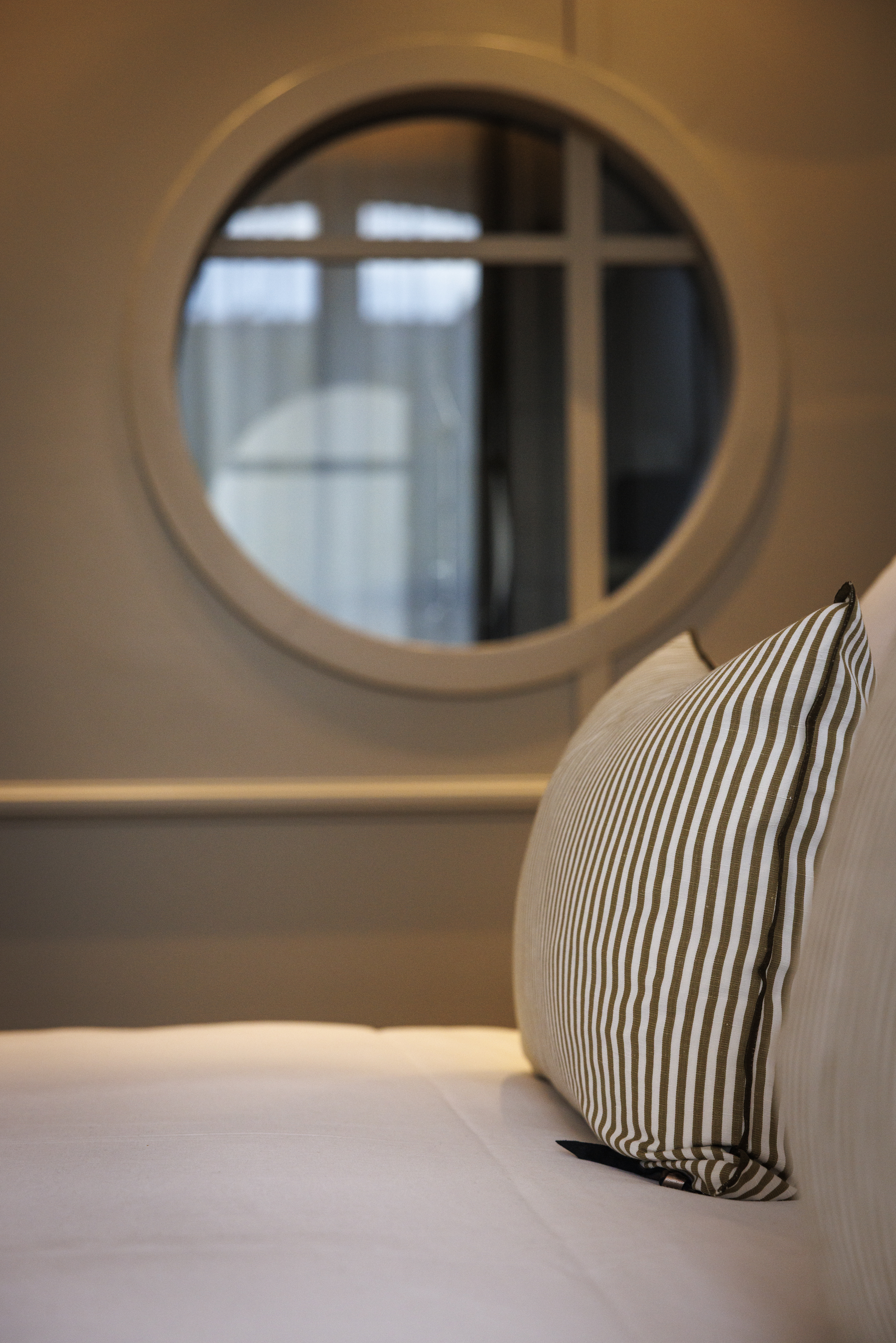 Bedroom wallpaper at the Grand Hotel de Courtoisville in Saint-Malo, a 4-star hotel near the sea.