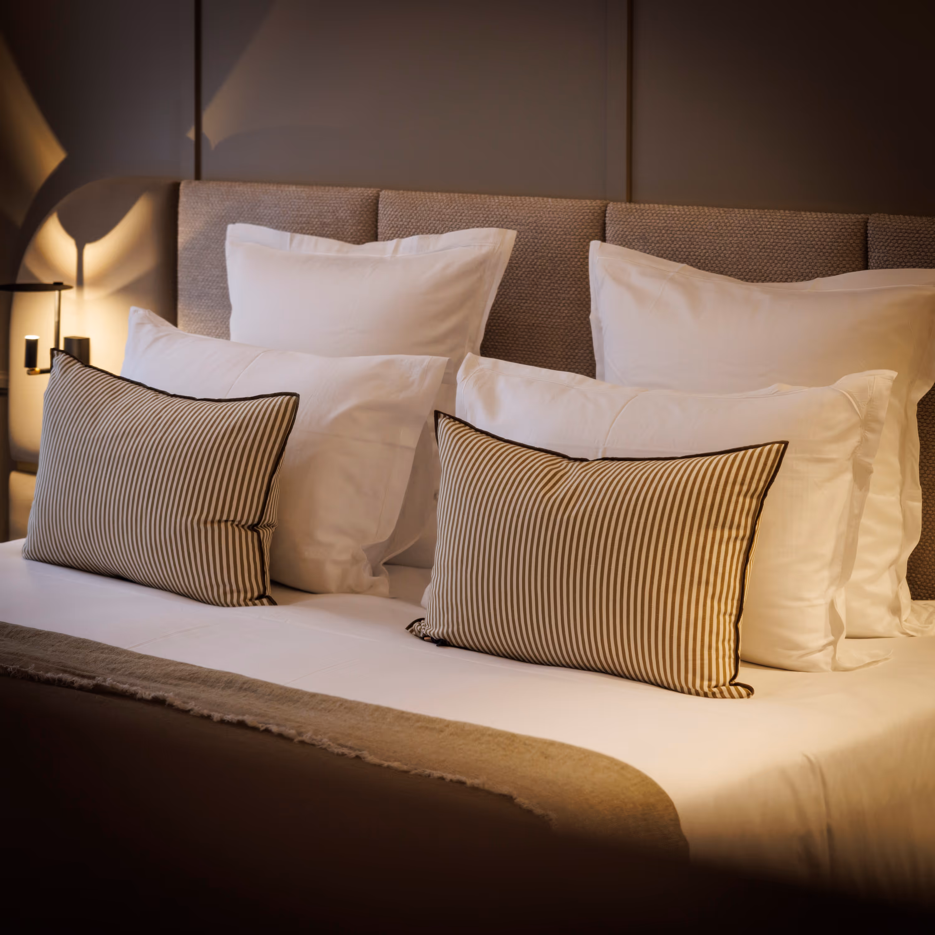 Lit King-Size dans une chambre Deluxe du Grand Hôtel de Courtoisville, pour un séjour de luxe à Saint-Malo.