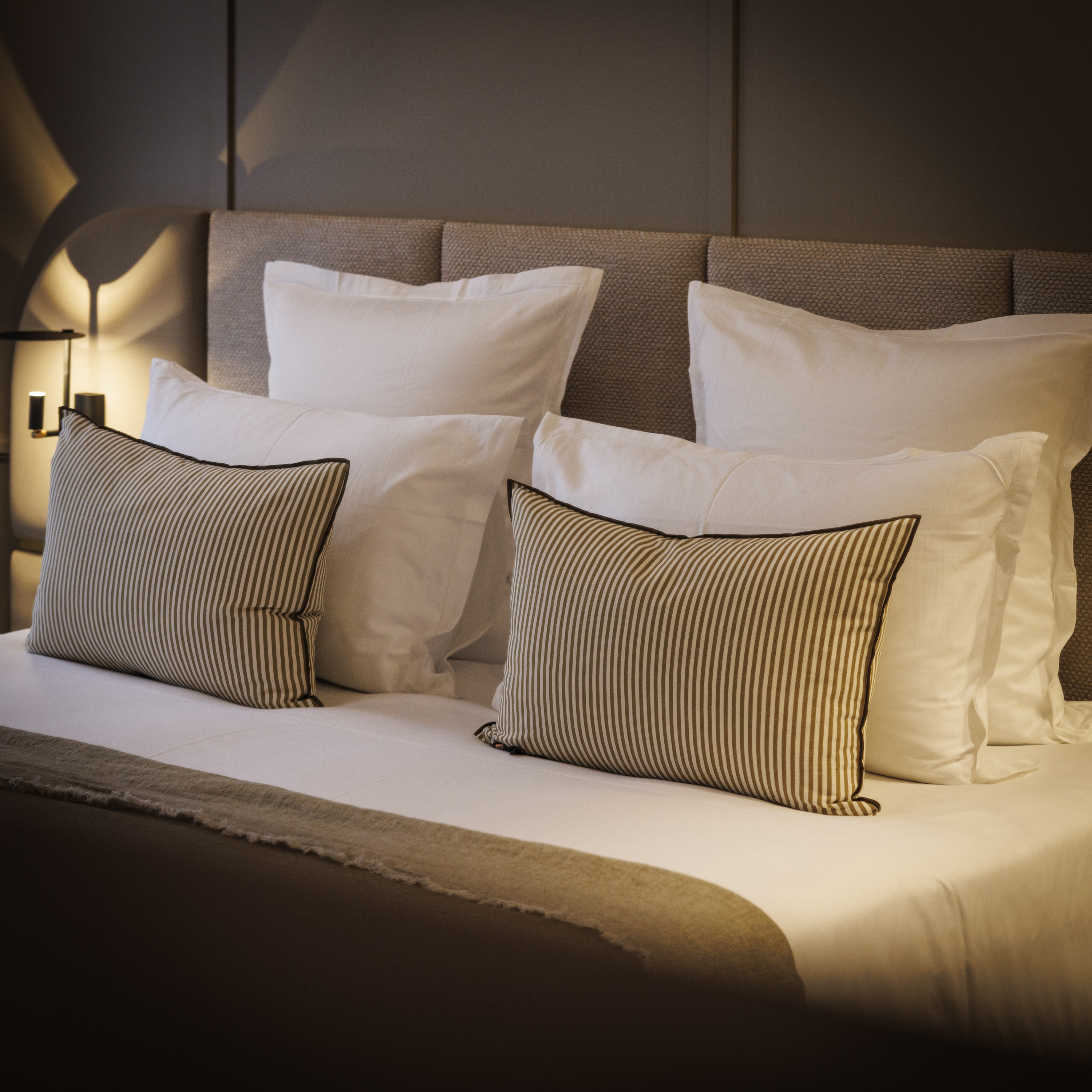 King-size bed in a Deluxe room at the Grand Hotel de Courtoisville, for a luxury stay in Saint-Malo.