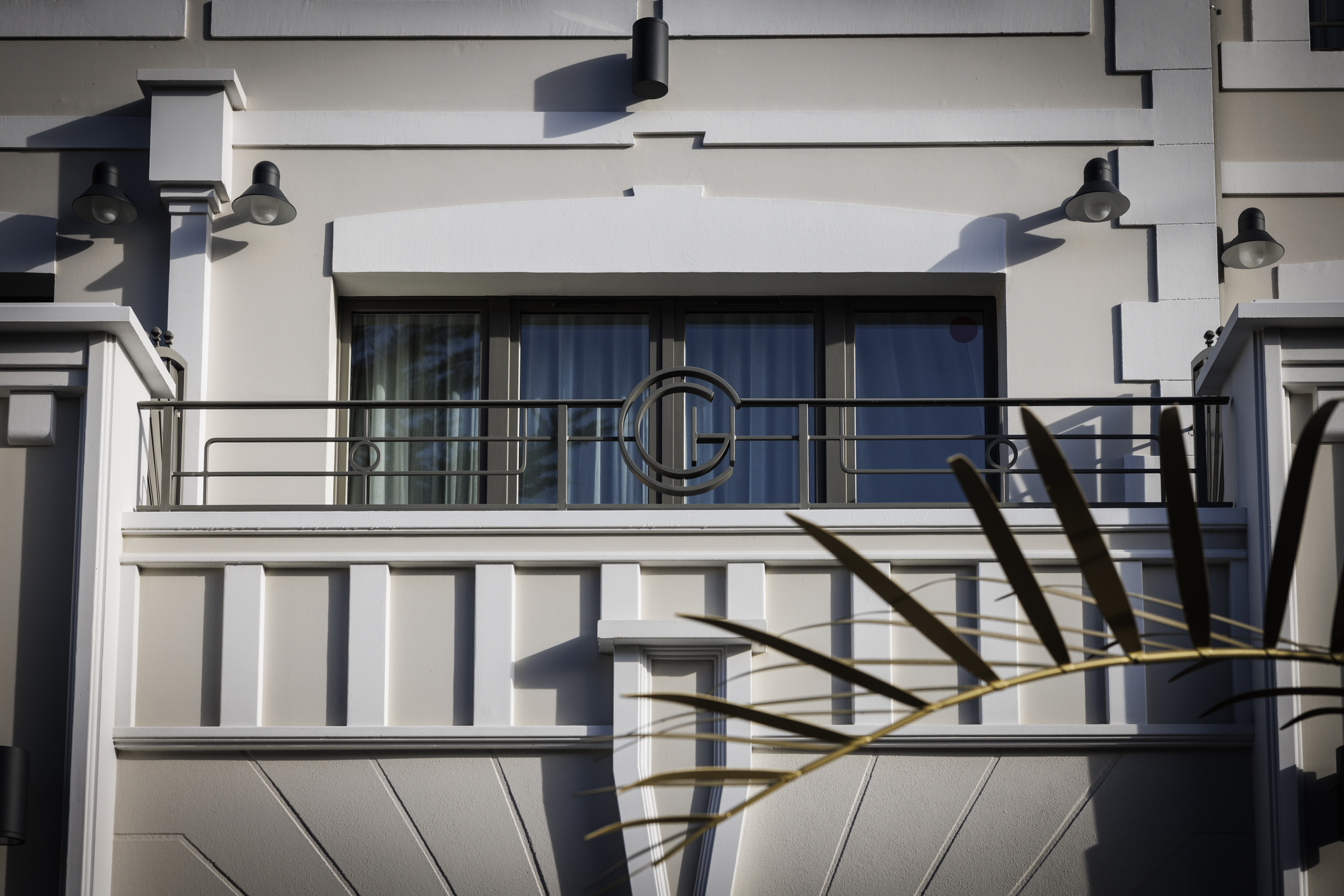 King-size bed in the Deluxe Terrace room at the Grand Hotel de Courtoisville, for a 4-star stay in Saint-Malo.
